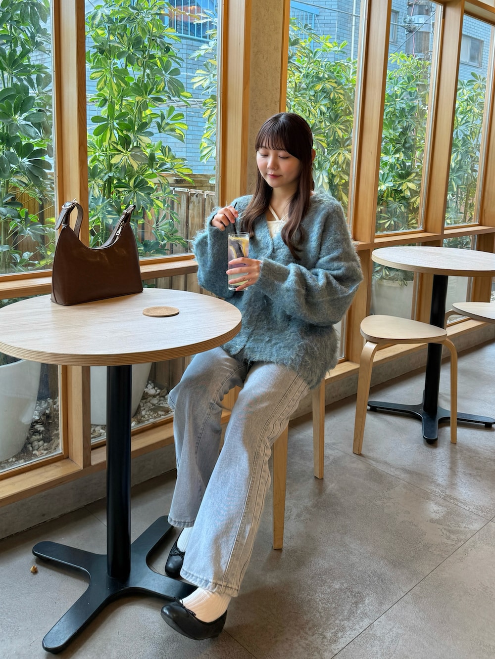 「春めき満開コーデ、古着MIX、春コーデ、ブルー、デニム、カーディガン、きれいめカジュアル、オトナカジュアル、シンプルコーデ、レイヤードスタイル、プチプラ、韓国ファッション、ワントーンコーデ、休日スタイル、パンツコーデ」｜「Cham.のハイウエストデニムワイドパンツ（デニムパンツ、ブルー系）」を使った、みさねさん（骨格ストレート・レディース・158cm）の春コーディネートの3枚目の写真