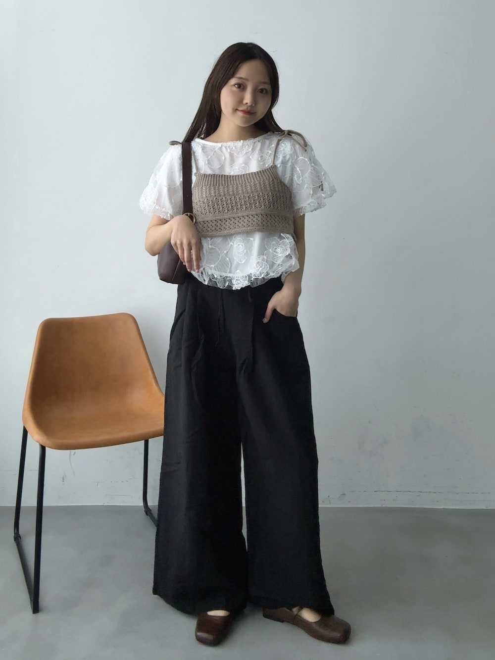ブラウン系のその他トップス、ホワイト系のシャツ/ブラウス、ブラック系のその他パンツを着用したレディースの夏コーディネートの3枚目の写真