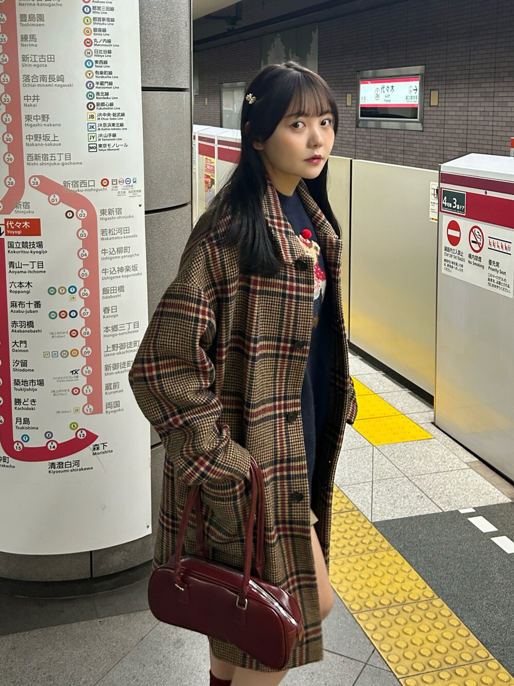 ブラック系のTシャツ/カットソー、ブラウン系のジャケット/アウター、ベージュ系のスカートを着用したレディースの冬コーディネートの2枚目の写真
