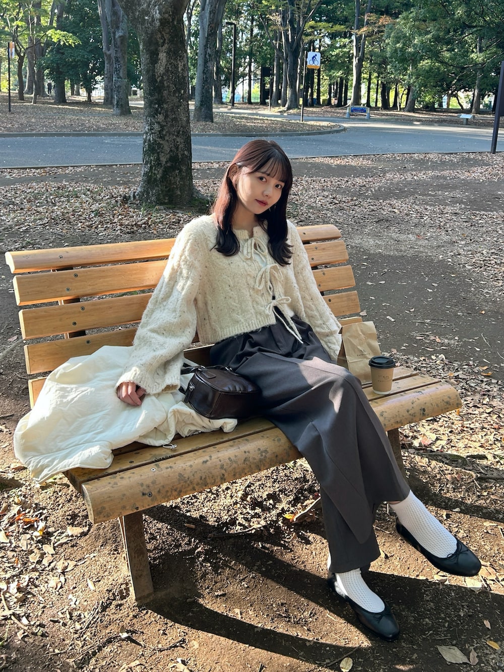 「最近のいい感じコーデ、大人コーデ、ニット、きれいめカジュアル、カジュアル、シンプル、パンツスタイル、韓国ファッション、プチプラ、休日スタイル、レイヤードスタイル、お出かけコーデ、ゆるニット、秋冬コーデ、カーディガン」｜「me+em selectの【 選べる５サイズ／３カラー 】ダブルタックヘビーワイドスラックスパンツ（スラックス、グレー系）」を使った、みさねさん（レディース・158cm）の秋コーディネートの4枚目の写真