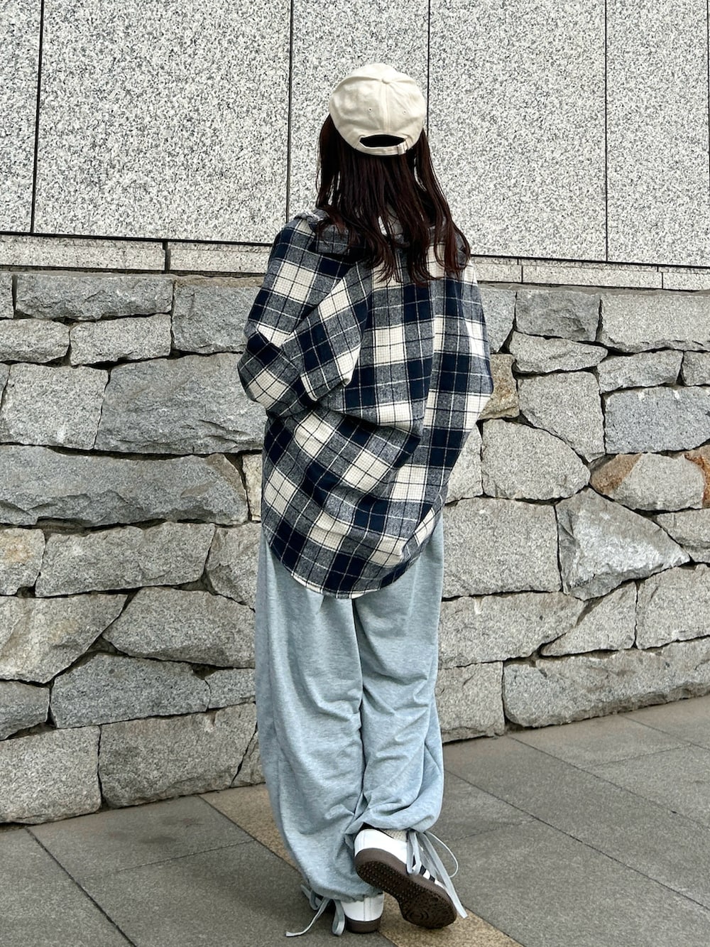 ブルー系のシャツ/ブラウス、ホワイト系のTシャツ/カットソー、グレー系のスウェットパンツを着用したレディースの秋コーディネートの2枚目の写真