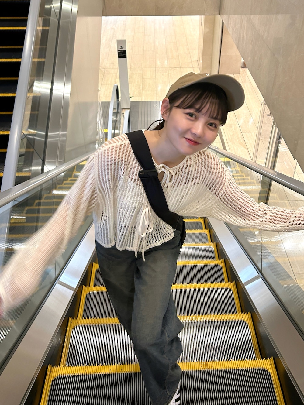 「秋っぽコーデ更新中、カジュアル、シンプル、デニム、スニーカー、キャップ、韓国ファッション、プチプラ、GU、ゆるコーデ、カーディガン、レイヤードスタイル、秋コーデ、ショルダーバッグ、お出かけコーデ」｜「GUのアイテム（デニムパンツ、ブルー系）」を使った、みさねさん（骨格ストレート・レディース・158cm）の秋コーディネートの4枚目の写真