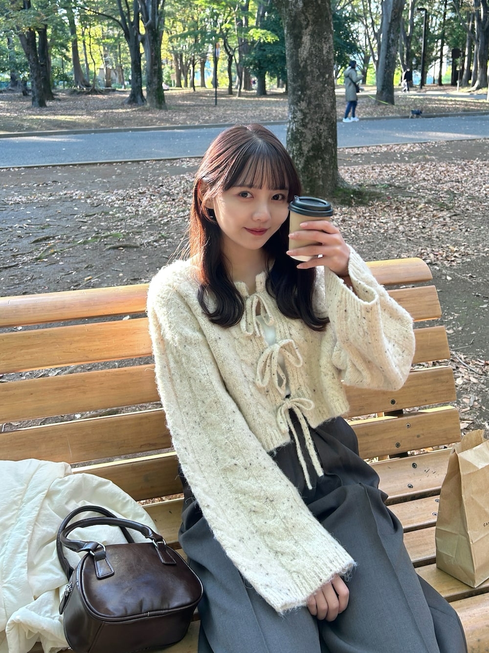 「最近のいい感じコーデ、大人コーデ、ニット、きれいめカジュアル、カジュアル、シンプル、パンツスタイル、韓国ファッション、プチプラ、休日スタイル、レイヤードスタイル、お出かけコーデ、ゆるニット、秋冬コーデ、カーディガン」｜「me+em selectの【 選べる５サイズ／３カラー 】ダブルタックヘビーワイドスラックスパンツ（スラックス、グレー系）」を使った、みさねさん（レディース・158cm）の秋コーディネートの2枚目の写真