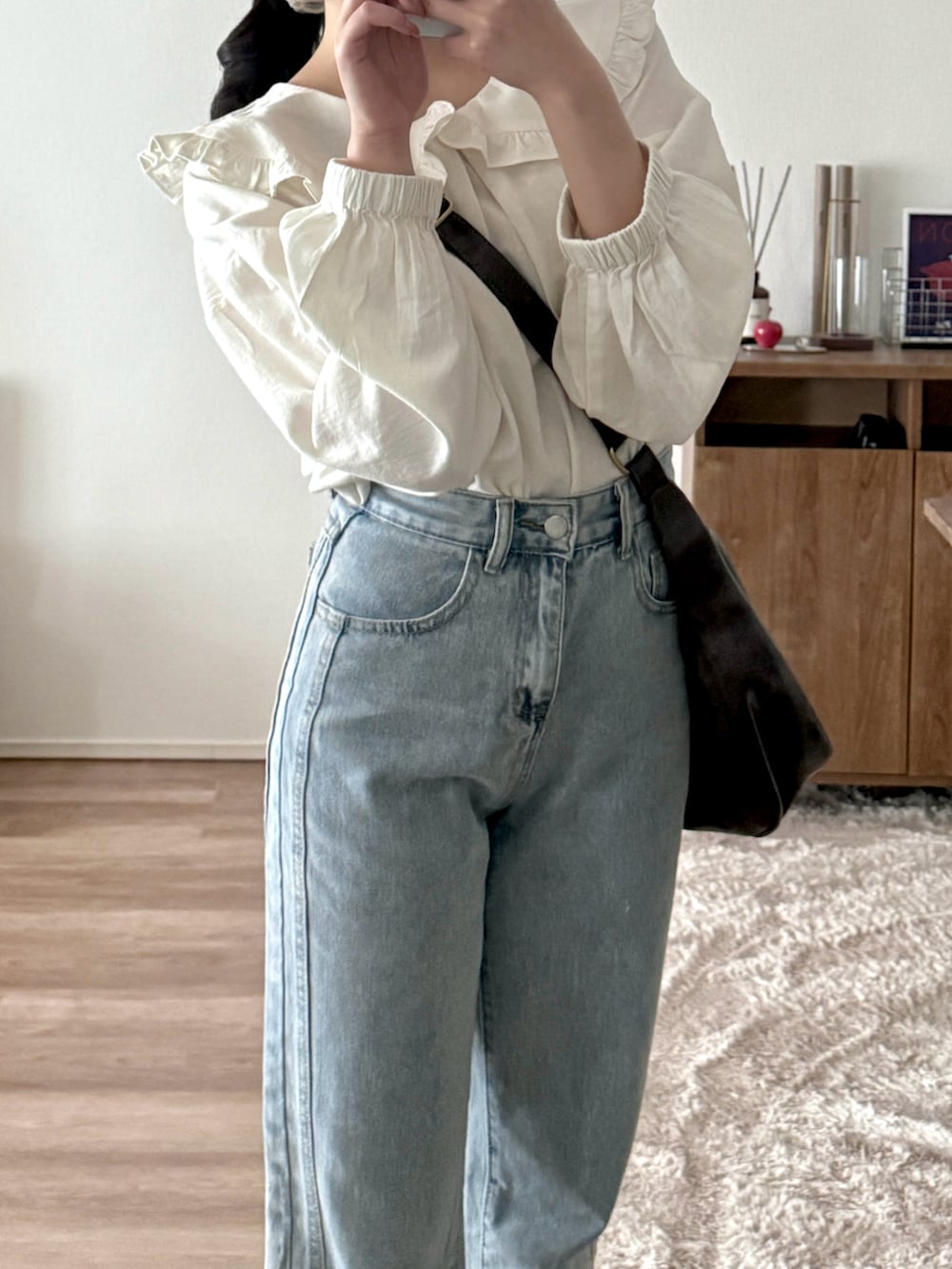 ブラウン系のパンプス、ブルー系のデニムパンツ、ベージュ系のシャツ/ブラウスを着用したレディースの秋コーディネートの2枚目の写真
