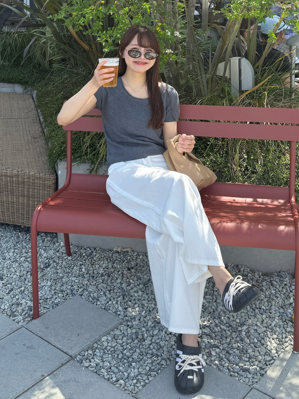 ホワイト系のデニムパンツ、ベージュ系のシューズ小物/雑貨、ブラック系のサンダルを着用したレディースの夏コーディネートの2枚目の写真