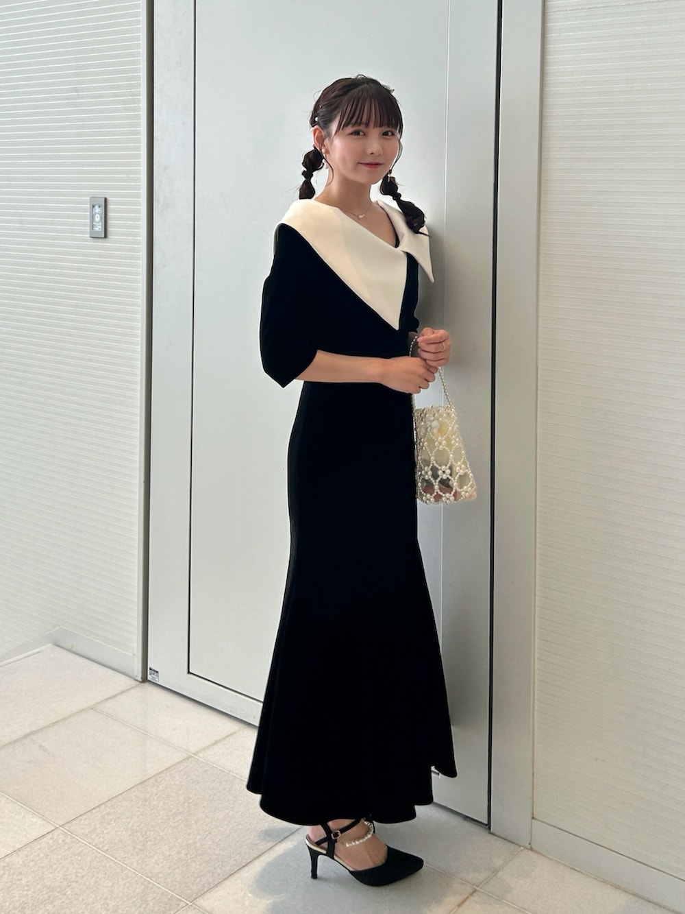 みさねさんの「【LEJA】配色アシンメトリービッグカラーベロアマーメイドシルエットドレス結婚式 パーティードレス 20代 30代（Leja）」を使ったコーディネートの2枚目の写真
