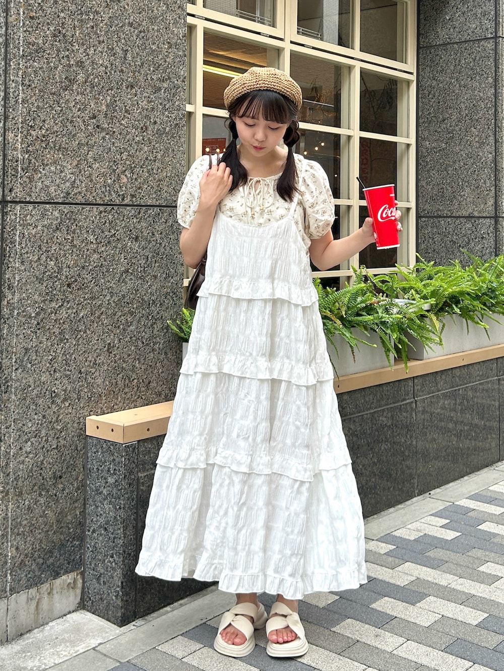 ブラウン系のハンドバッグ、ホワイト系のワンピース、ベージュ系のシャツ/ブラウスを着用したレディースの夏コーディネートの2枚目の写真