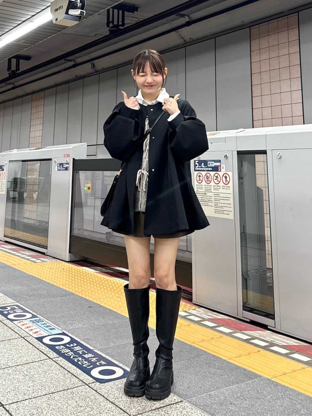 ブラック系のノーカラージャケット、ブラック系のブーツ、ホワイト系のシャツ/ブラウスを着用したレディースの春コーディネートの3枚目の写真