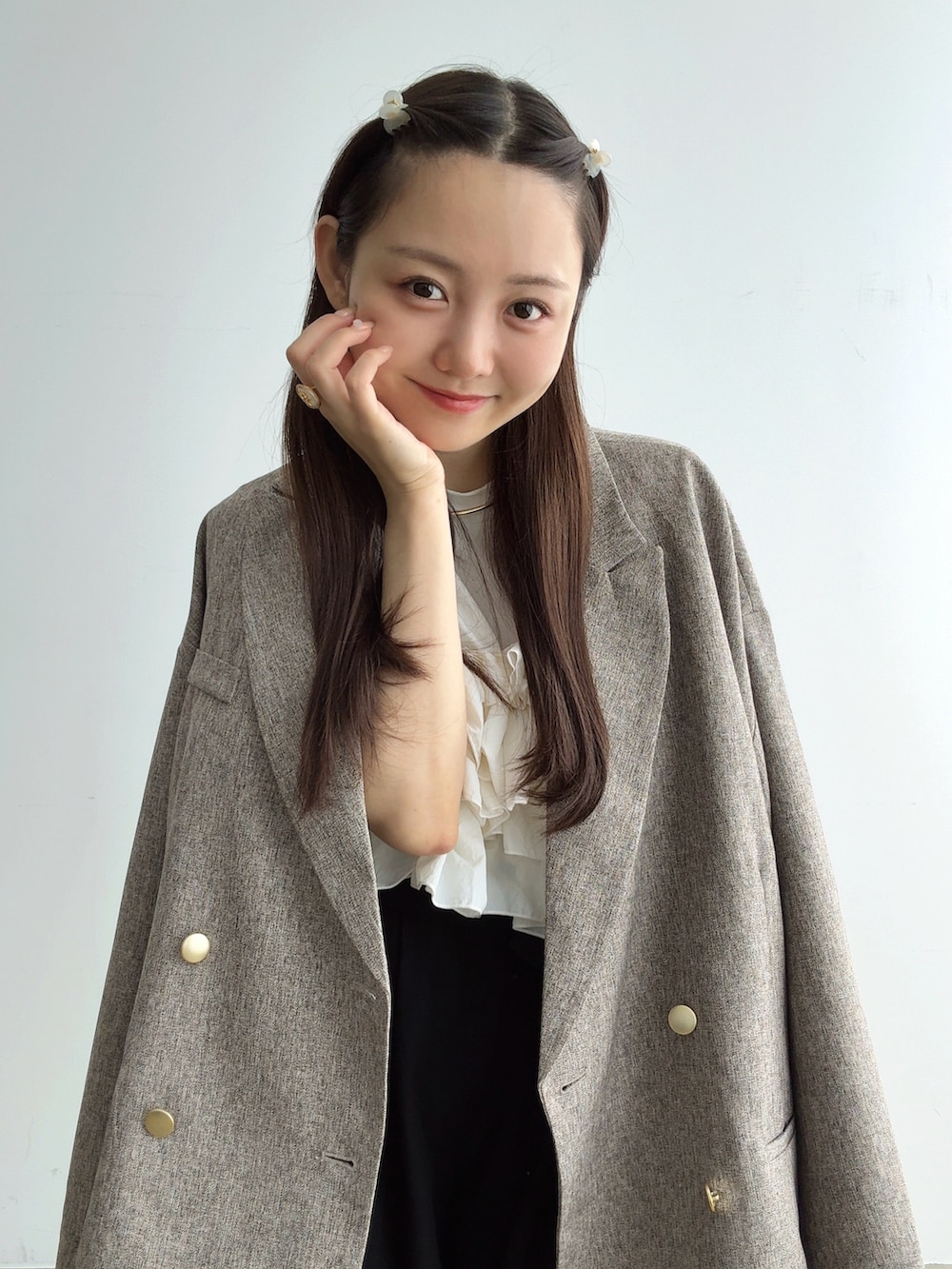 ホワイト系のTシャツ/カットソー、ベージュ系のテーラードジャケット、ブラック系のその他パンツを着用したレディースの秋コーディネートの3枚目の写真