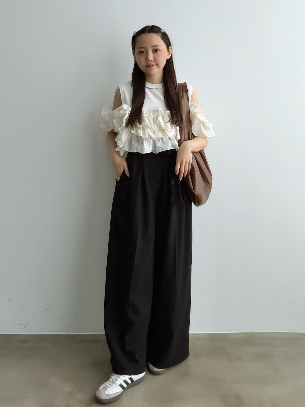 ホワイト系のTシャツ/カットソー、ブラック系のその他パンツ、イエロー系のトートバッグを着用したレディースの秋コーディネートの4枚目の写真