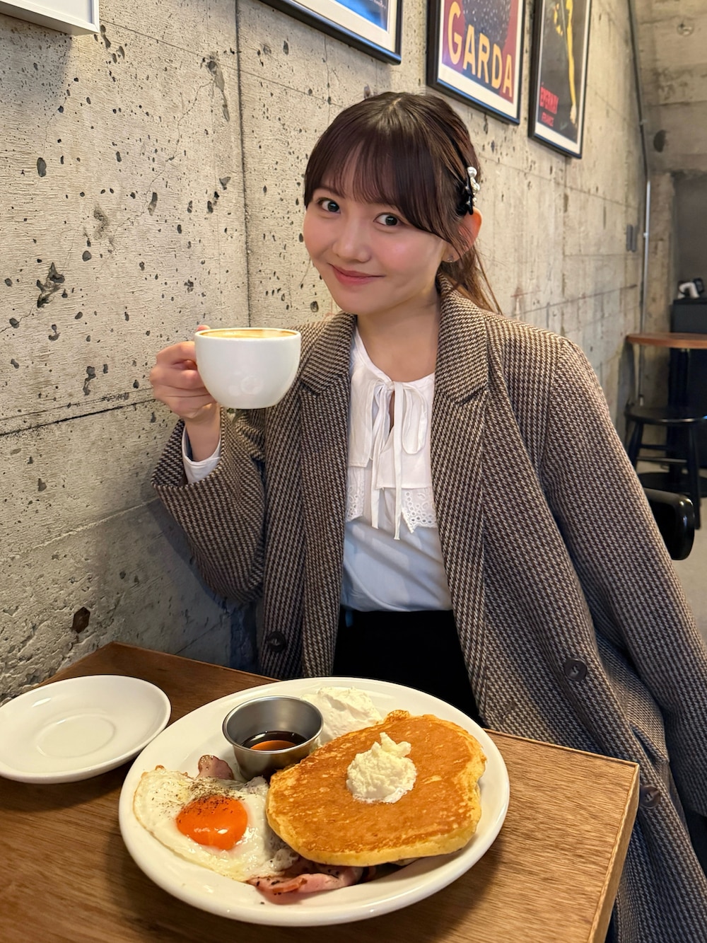 ホワイト系のシャツ/ブラウス、ブラック系のその他パンツ、ベージュ系のスニーカーを着用したレディースの春コーディネートの4枚目の写真