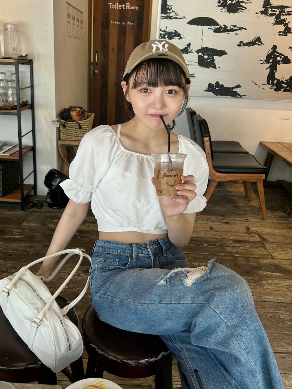 「プチプラ、きれいめカジュアル、夏コーデ、さらっと晴れやかスナップ、シンプルコーデ、カジュアル、デニム、スニーカー、ショルダーバッグ、お出かけコーデ、韓国ファッション、ストリート、キャップ、楽チンコーデ、スポーツミックス」｜「SHEINのアイテム（デニムパンツ、ブルー系）」を使った、みさねさん（骨格ストレート・レディース・158cm）の夏コーディネートの2枚目の写真