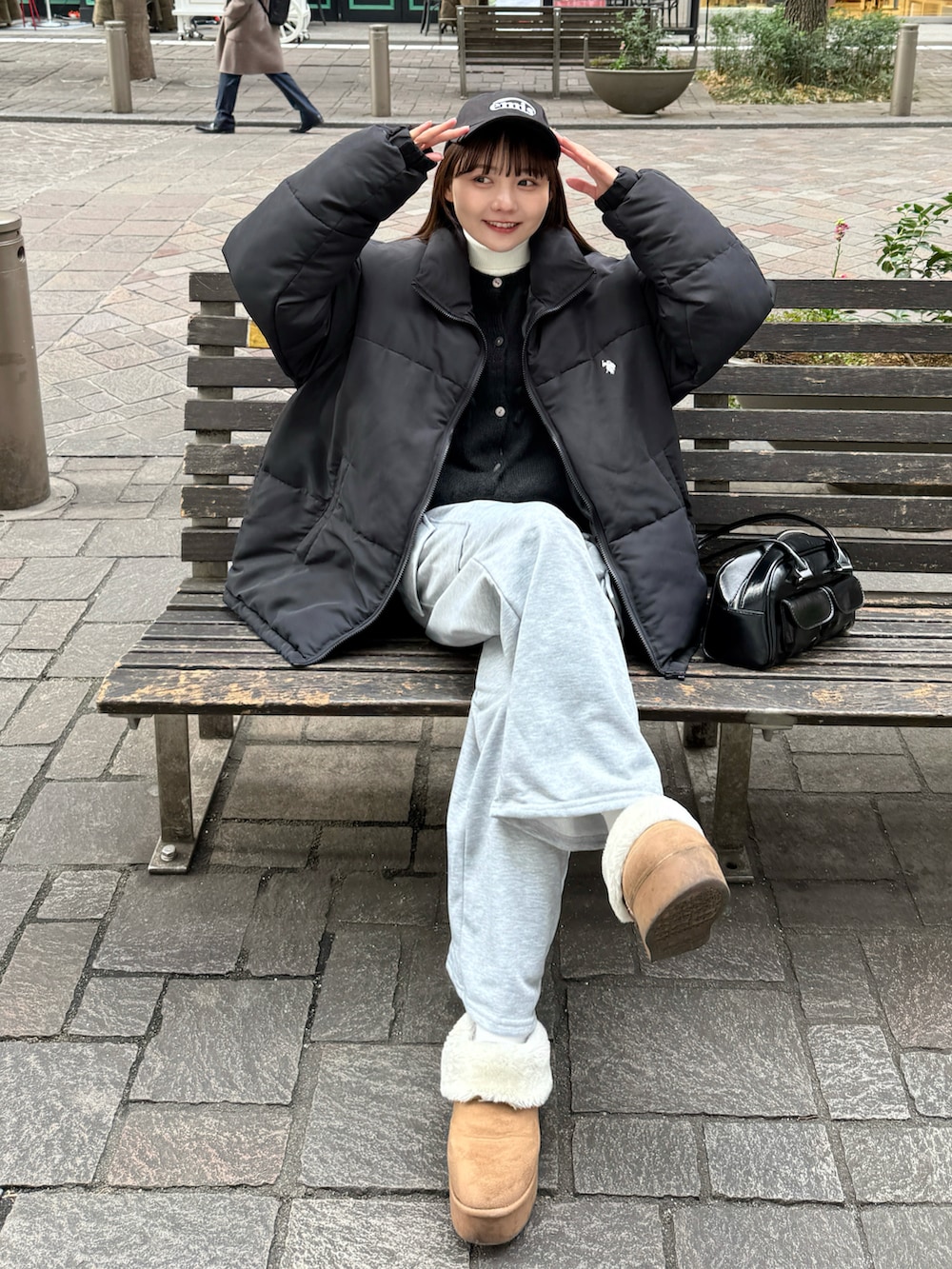 「レイヤードスタイル、トラックパンツ、今日のコーデ、プチプラ、韓国ファッション、春コーデ、スウェットパンツ、ダウンジャケット、モノトーン、きれいめカジュアル、カジュアル、休日スタイル、お出かけコーデ、古着MIX、アウトドアスタイル」｜「SHEINのアイテム（ニット/セーター、ブラック系）」を使った、みさねさん（骨格ストレート・レディース・158cm）の冬コーディネートの3枚目の写真