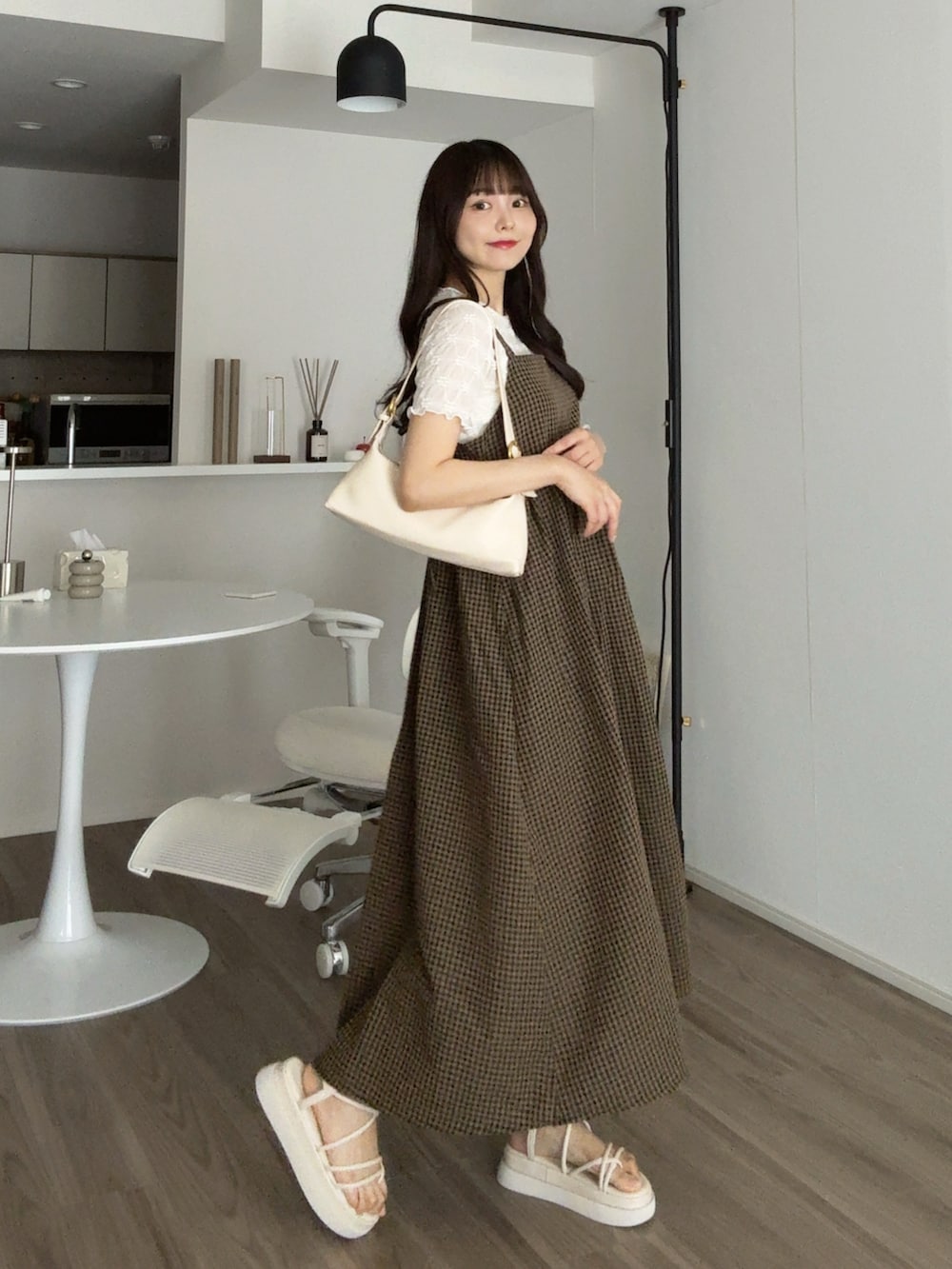 ホワイト系のTシャツ/カットソー、ブラウン系のワンピース、ホワイト系のハンドバッグを着用したレディースの秋コーディネートの4枚目の写真