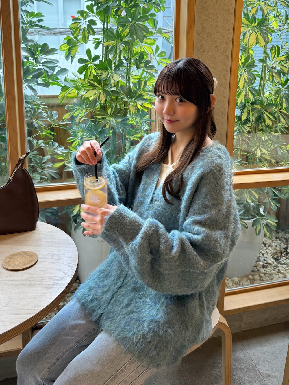 「春めき満開コーデ、古着MIX、春コーデ、ブルー、デニム、カーディガン、きれいめカジュアル、オトナカジュアル、シンプルコーデ、レイヤードスタイル、プチプラ、韓国ファッション、ワントーンコーデ、休日スタイル、パンツコーデ」｜「Cham.のハイウエストデニムワイドパンツ（デニムパンツ、ブルー系）」を使った、みさねさん（骨格ストレート・レディース・158cm）の春コーディネートの2枚目の写真