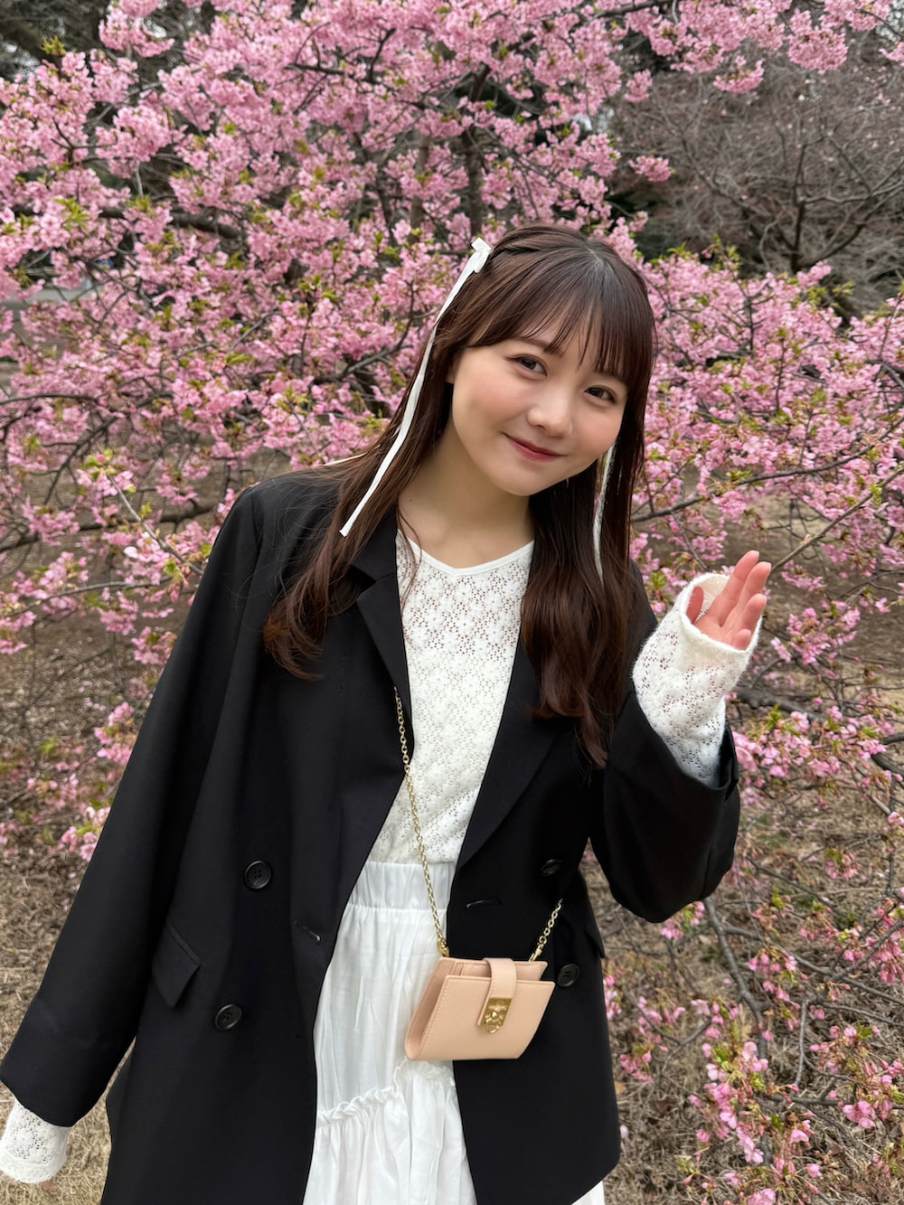 ブラック系のノーカラージャケット、ホワイト系のスカート、ホワイト系のTシャツ/カットソーを着用したレディースの春コーディネートの5枚目の写真