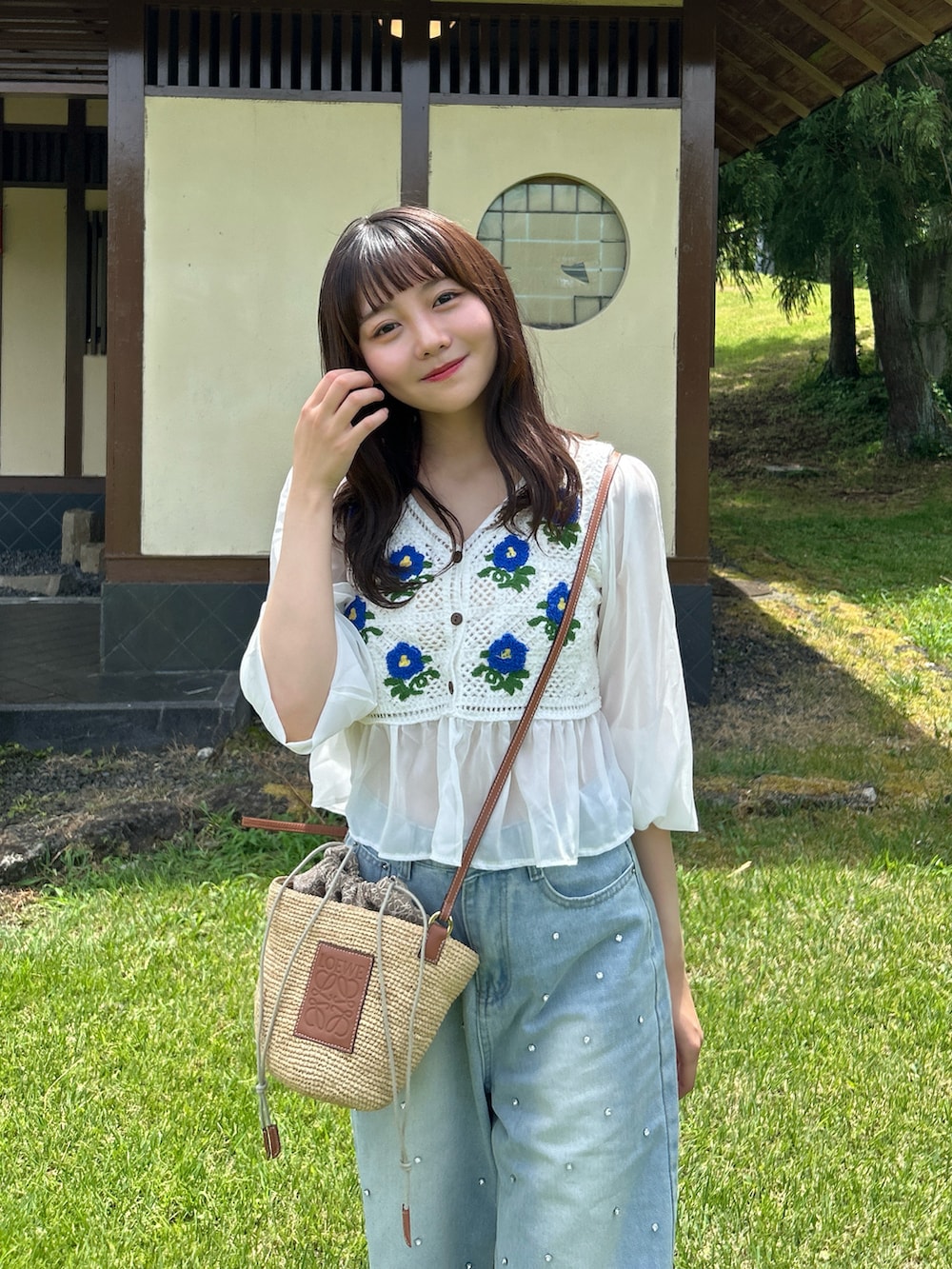 「レイヤードスタイル、プチプラ、夏コーデ、アツいコーデ全部見せ、シアートップス、デニム、シンプル、カジュアル、韓国ファッション、お出かけコーデ、休日スタイル、厚底シューズ、サンダル、かごバッグ、ショルダーバッグ」｜「LOEWEのアナグラム ポシェット バスケットバッグ (ラフィア/ジャカード/カーフ)（かごバッグ、ベージュ系）」を使った、みさねさん（骨格ストレート・レディース・158cm）の夏コーディネートの2枚目の写真