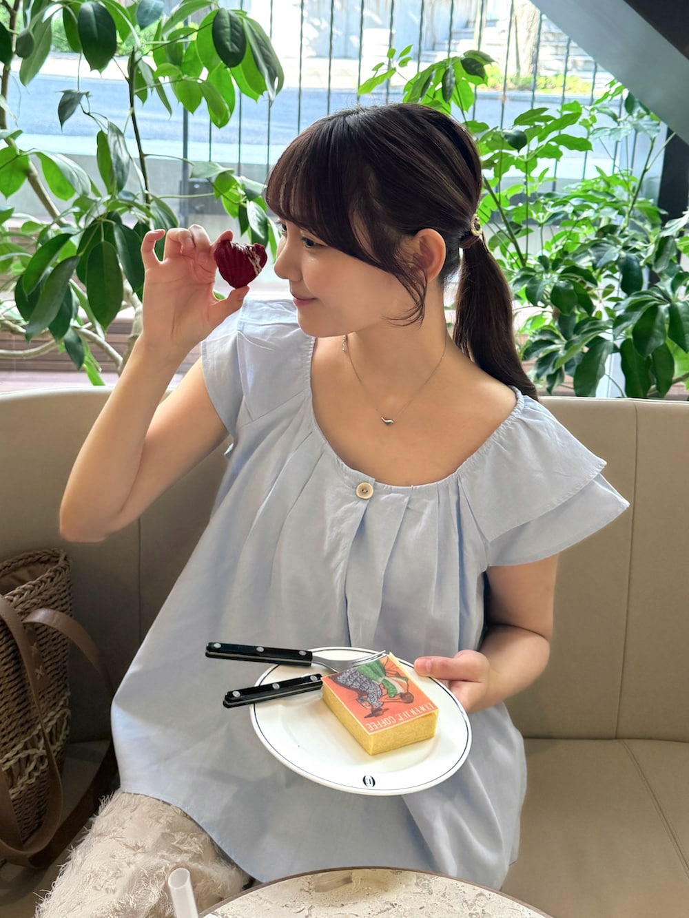 ブルー系のシャツ/ブラウス、ホワイト系のパンツ、ブラウン系のパンプスを着用したレディースの夏コーディネートの4枚目の写真
