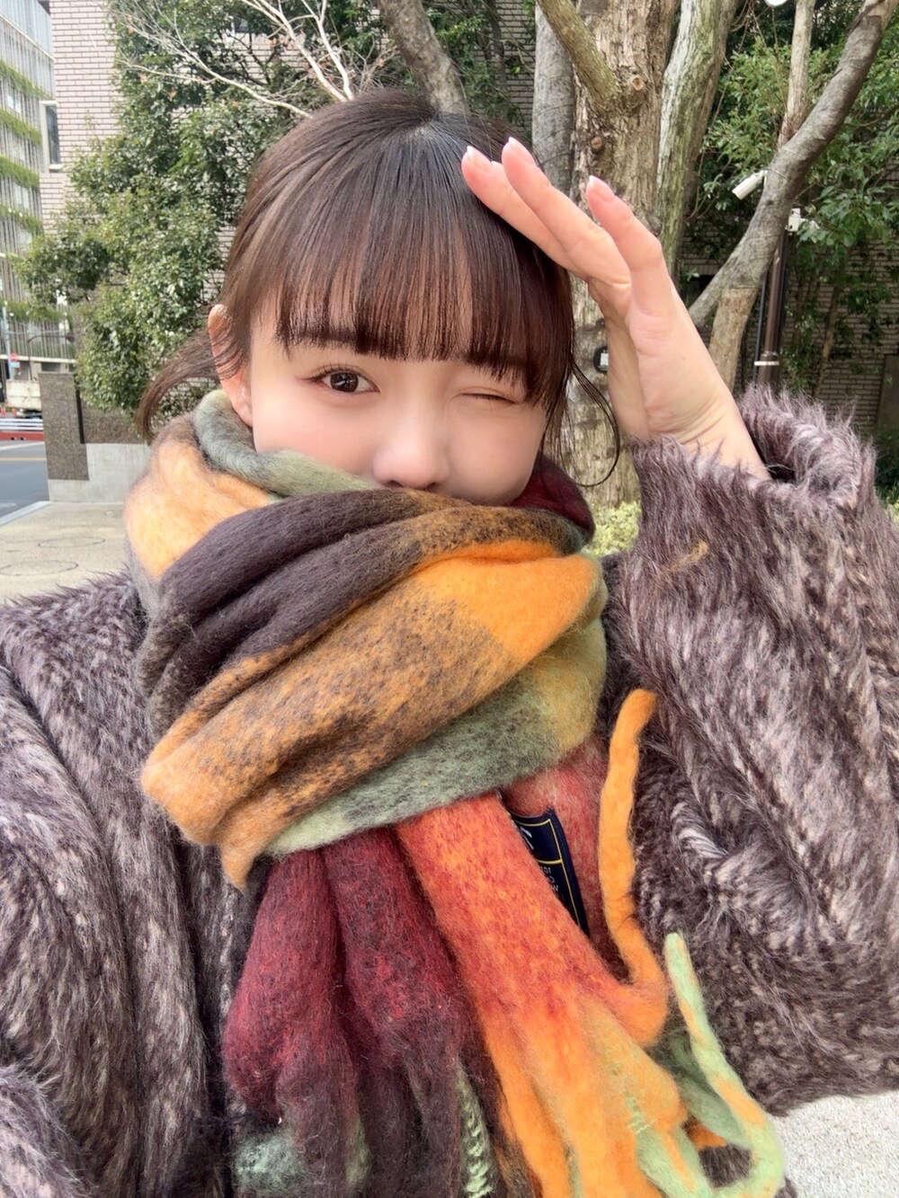 ブラウン系のピーコート、ホワイト系のワンピース、ブラック系のショルダーバッグを着用したレディースの冬コーディネートの5枚目の写真