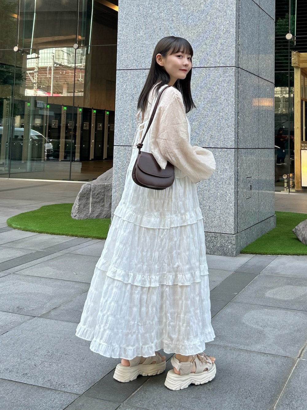 「淡色コーデ、レイヤードスタイル、ワンピース、キャミワンピ、デートコーデ、きれいめカジュアル、プチプラ、夏コーデ、さらっと晴れやかスナップ、お出かけコーデ、韓国ファッション、シアートップス、厚底シューズ、サンダル、カジュアル」｜「Alley by w closetの【お気に入り数6.2万人突破 / Alley】フリルティアードキャミワンピース（ワンピース、ホワイト系）」を使った、みさねさん（骨格ストレート・レディース・158cm）の夏コーディネートの5枚目の写真
