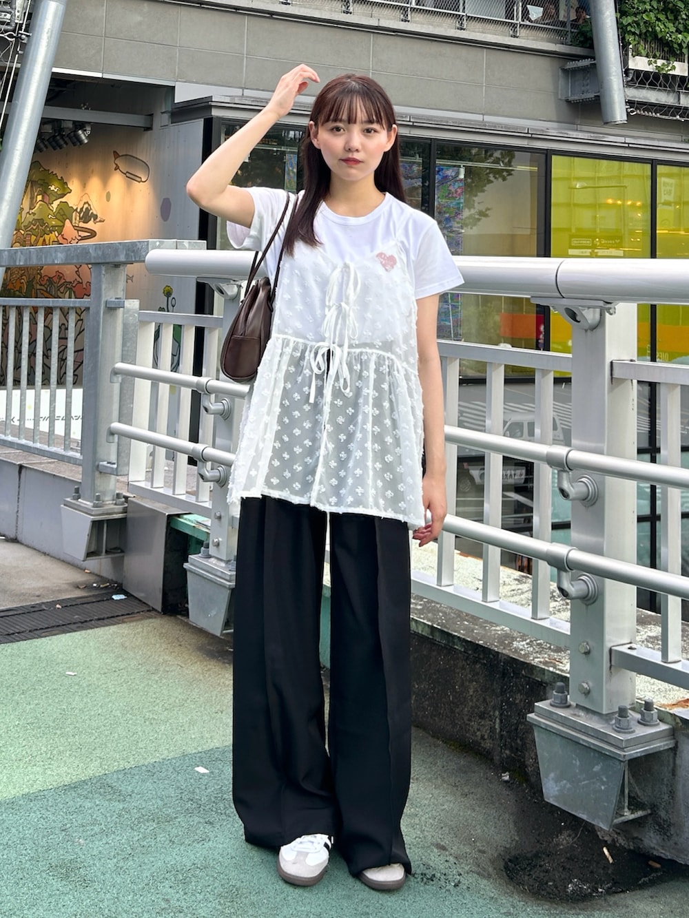 「秋コーデ、秋先取りコーデ、休日スタイル、今日のコーデ、モノトーン、シンプル、カジュアル、パンツスタイル、スニーカー、きれいめカジュアル、オトナカジュアル、スラックス、韓国ファッション、お出かけコーデ、キャミソール」｜「SHEINのアイテム（バッグ、ブラウン系）」を使った、みさねさん（骨格ストレート・レディース・158cm）の秋コーディネートの2枚目の写真