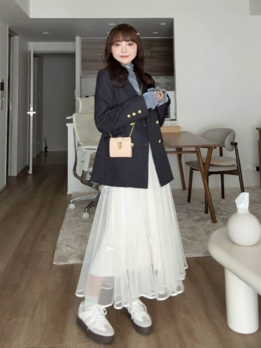 ホワイト系のスカート、グレー系のテーラードジャケット、ブルー系のTシャツ/カットソーを着用したレディースの春コーディネートの2枚目の写真