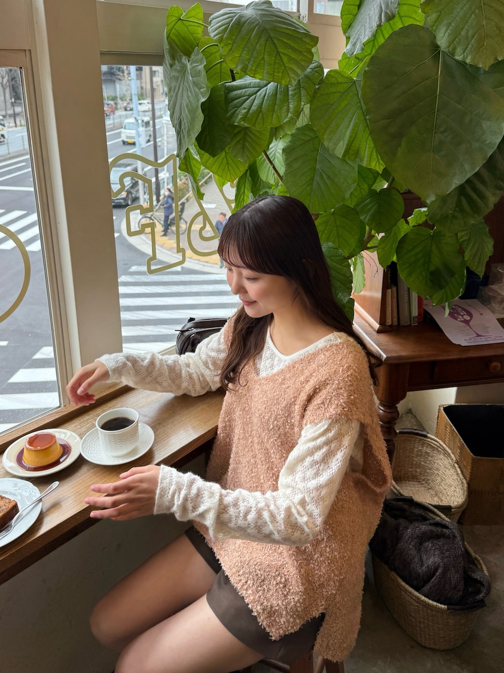 ピンク系のベスト、ホワイト系のTシャツ/カットソー、ブラウン系のハンドバッグを着用したレディースの春コーディネートの3枚目の写真