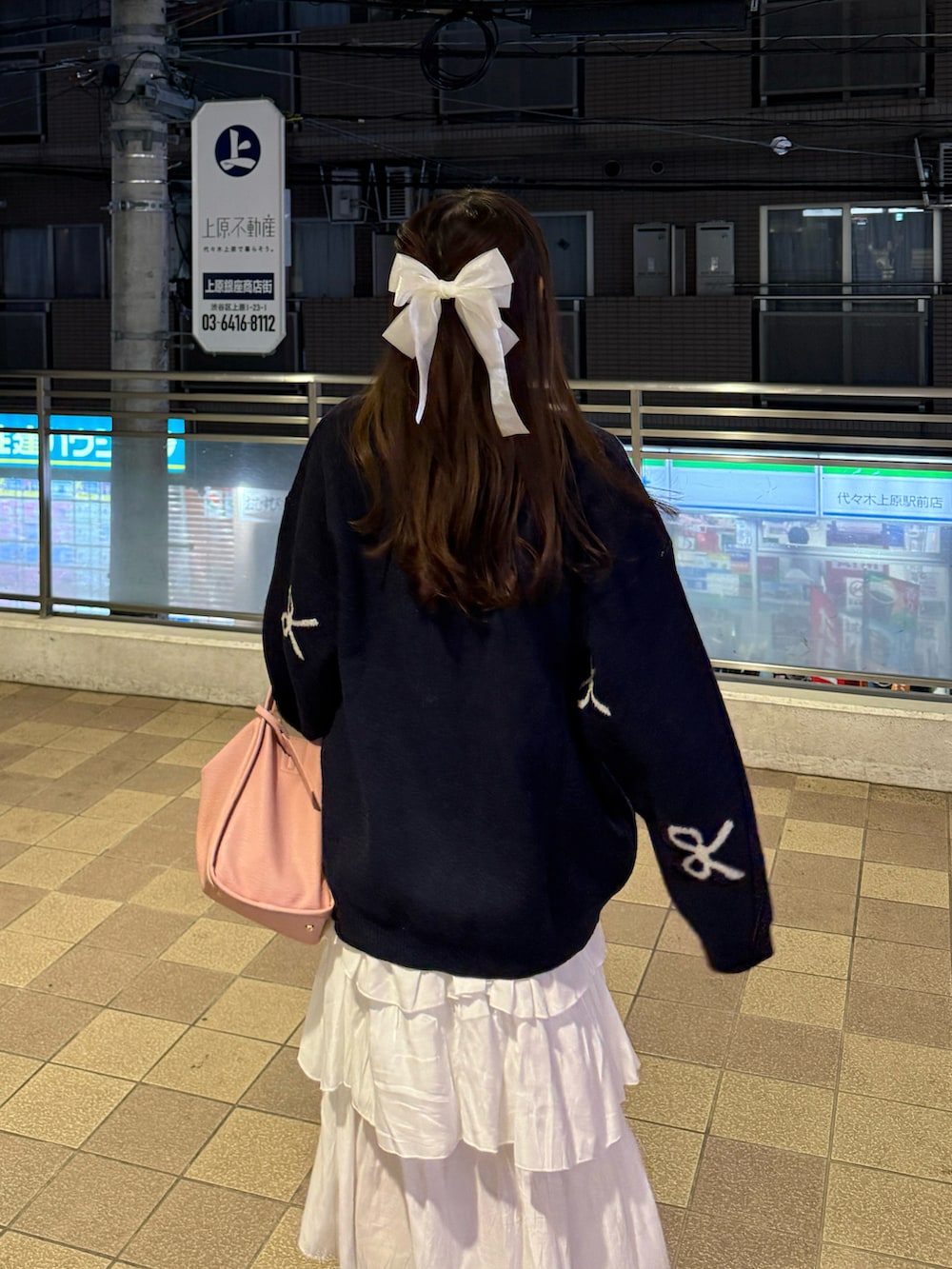 「古着MIX、春コーデ、ニット、ホワイト、ゆるコーデ、お出かけコーデ、カジュアル、シンプルコーデ、きれいめカジュアル、大人カジュアル、大人かわいい、デートコーデ、スカート、ピンク、プチプラ」｜「ap retroのマフラー付きパディングブルゾン　袖取り外し　モンスターコート（ダウンジャケット/コート、ホワイト系）」を使った、みさねさん（骨格ストレート・レディース・158cm）の春コーディネートの3枚目の写真