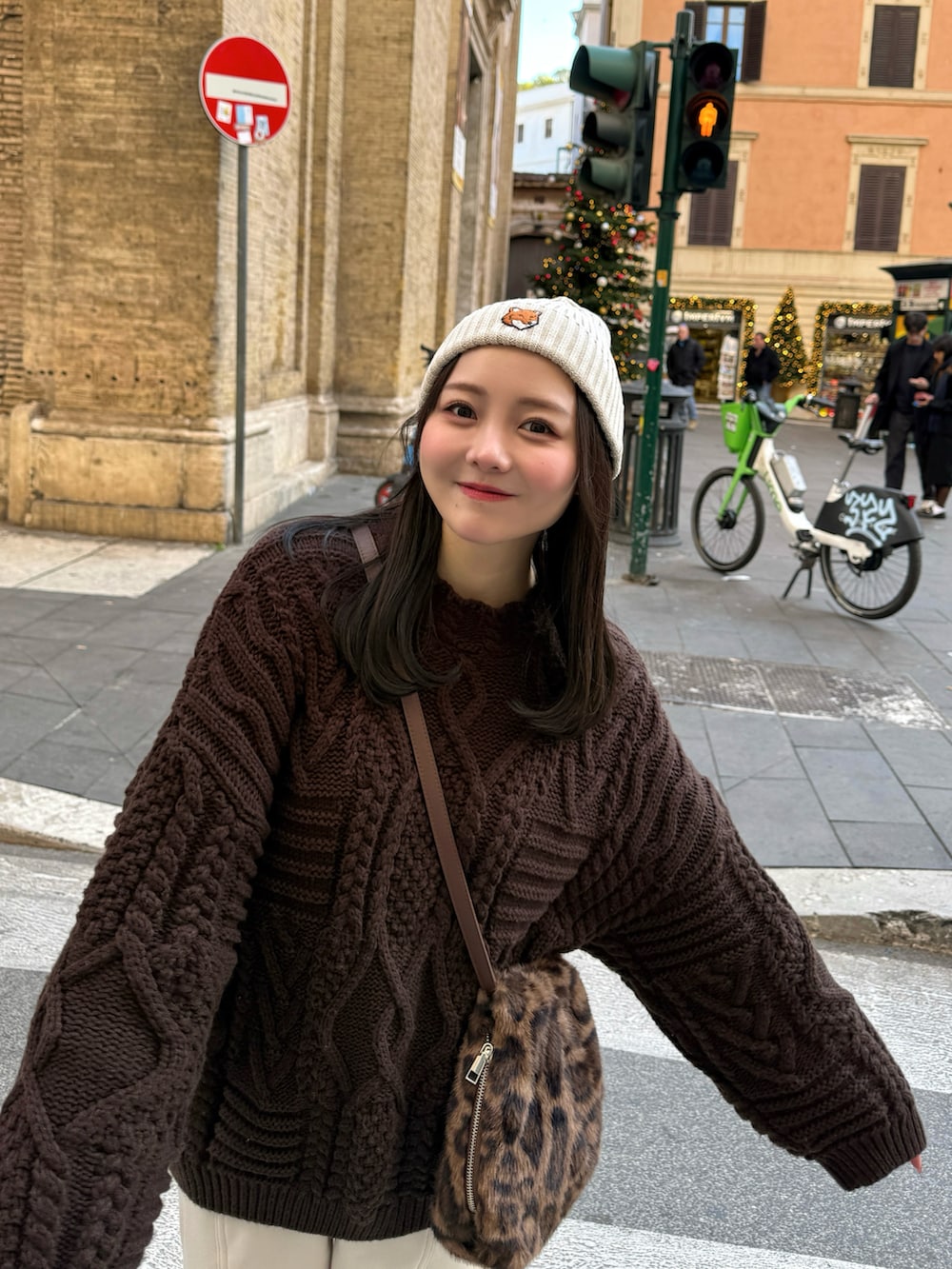 ベージュ系のブーツ、ブラウン系のニット/セーター、ベージュ系のスウェットパンツを着用したレディースの冬コーディネートの4枚目の写真