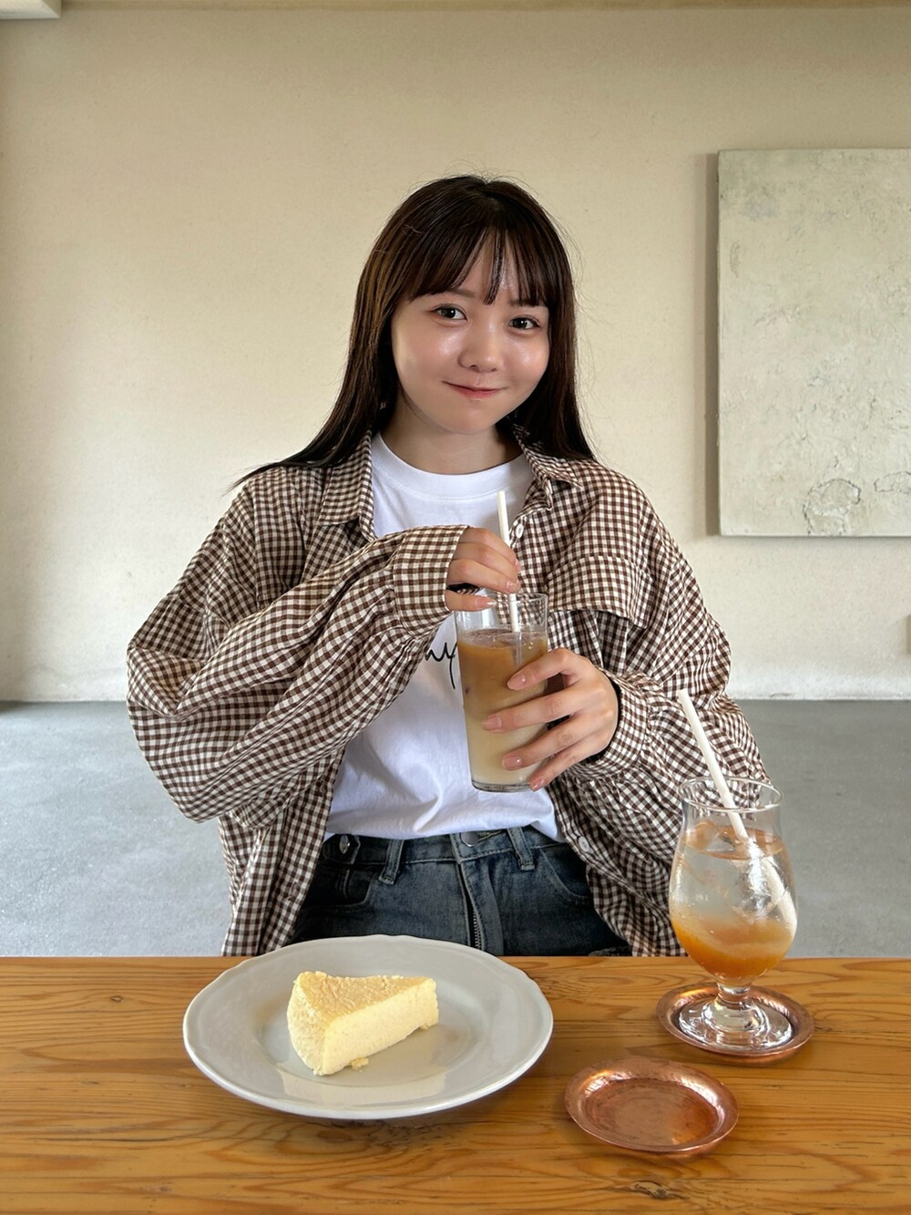 ホワイト系のTシャツ/カットソー、ブルー系のデニムパンツ、ホワイト系のスニーカーを着用したレディースの秋コーディネートの2枚目の写真