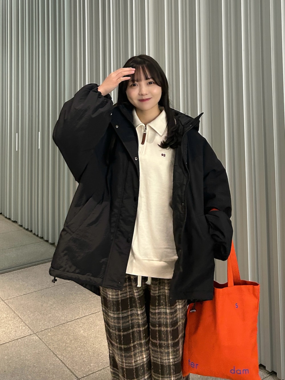 ホワイト系のスウェット、ブラック系のダウンジャケット/コート、ブラウン系のその他パンツを着用したレディースの冬コーディネートの4枚目の写真