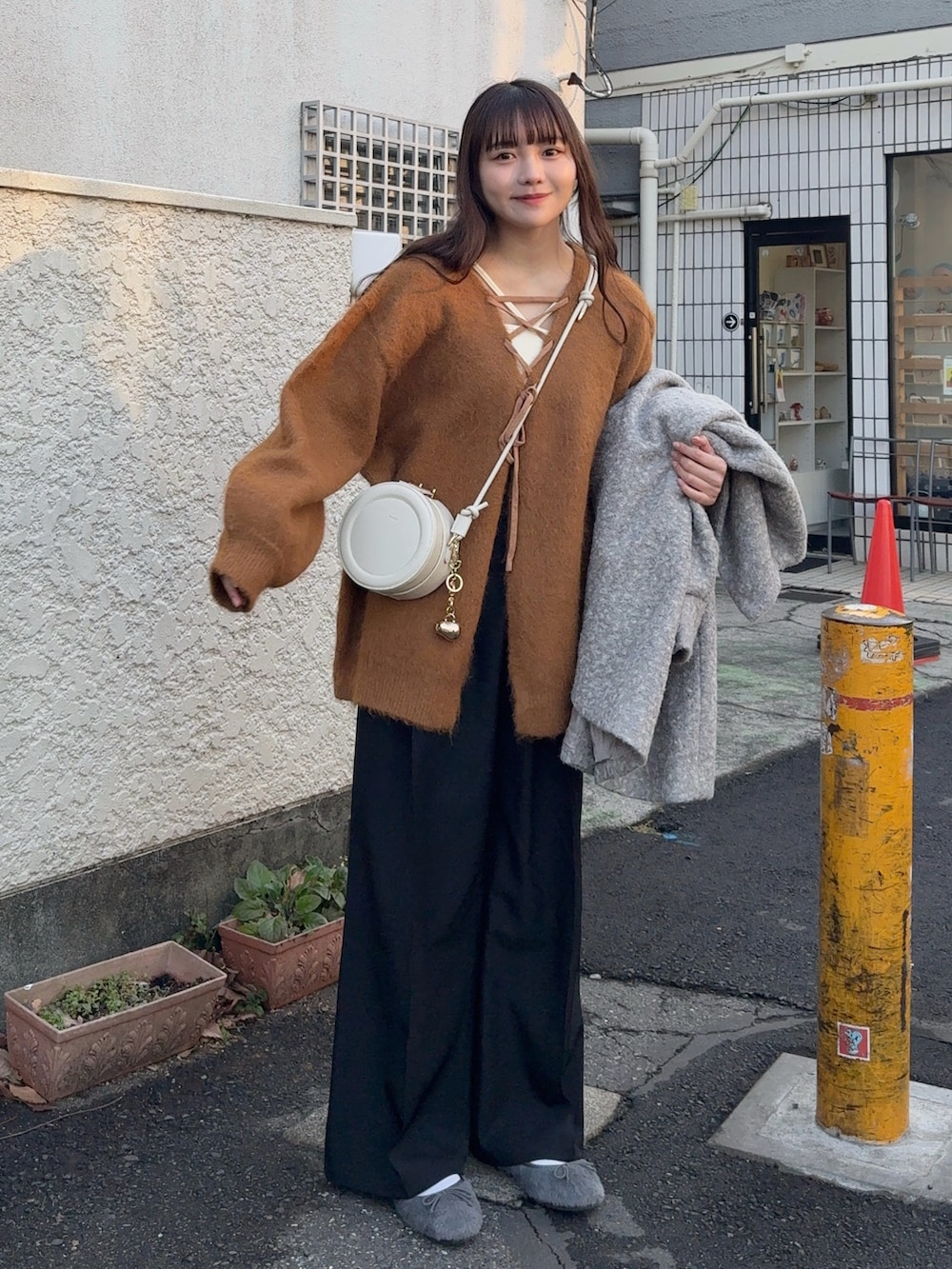 「真冬のあったかスタイル、きれいめカジュアル、キレイめ、パンツスタイル、GU、プチプラ、ニット、カーディガン、レイヤードスタイル、シンプル、カジュアル、冬コーデ、冬アウター、お出かけコーデ、休日スタイル」｜「RiberryのノーカラーAラインミドルコート（ノーカラーコート、グレー系）」を使った、みさねさん（骨格ストレート・レディース・158cm）の冬コーディネートの3枚目の写真