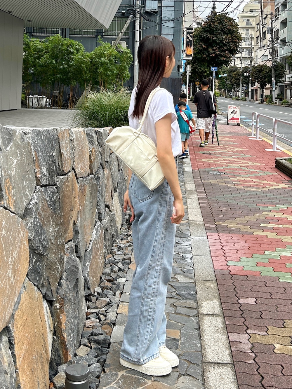 「アウトドアスタイル、淡色コーデ、Tシャツ、デニム、スニーカー、ショルダーバッグ、シンプル、カジュアル、ストリート、きれいめカジュアル、韓国ファッション、プチプラ、楽ちんコーデ、パンツスタイル、秋先取りコーデ」｜「Riberryのハートロゴラメ刺繍コンパクトTシャツ（Tシャツ/カットソー、ホワイト系）」を使った、みさねさん（骨格ストレート・レディース・158cm）の秋コーディネートの2枚目の写真
