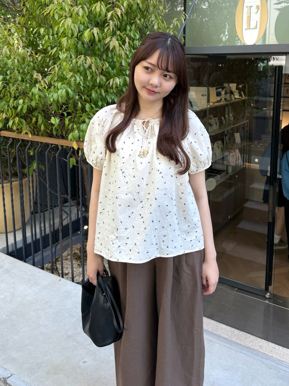 「柄シャツ、ブラウス、サンダル、白Tシャツ、ゆるコーデ、ワイドパンツ、パンツスタイル、リラックススタイル、きれいめカジュアル、韓国ファッション、お出かけコーデ、大人カジュアル、大人女子、大人かわいい、デートコーデ」｜「Cham.のボリュームスリーブ花柄ブラウス（シャツ/ブラウス、ホワイト系）」を使った、みさねさん（骨格ストレート・レディース・158cm）の夏コーディネートの3枚目の写真