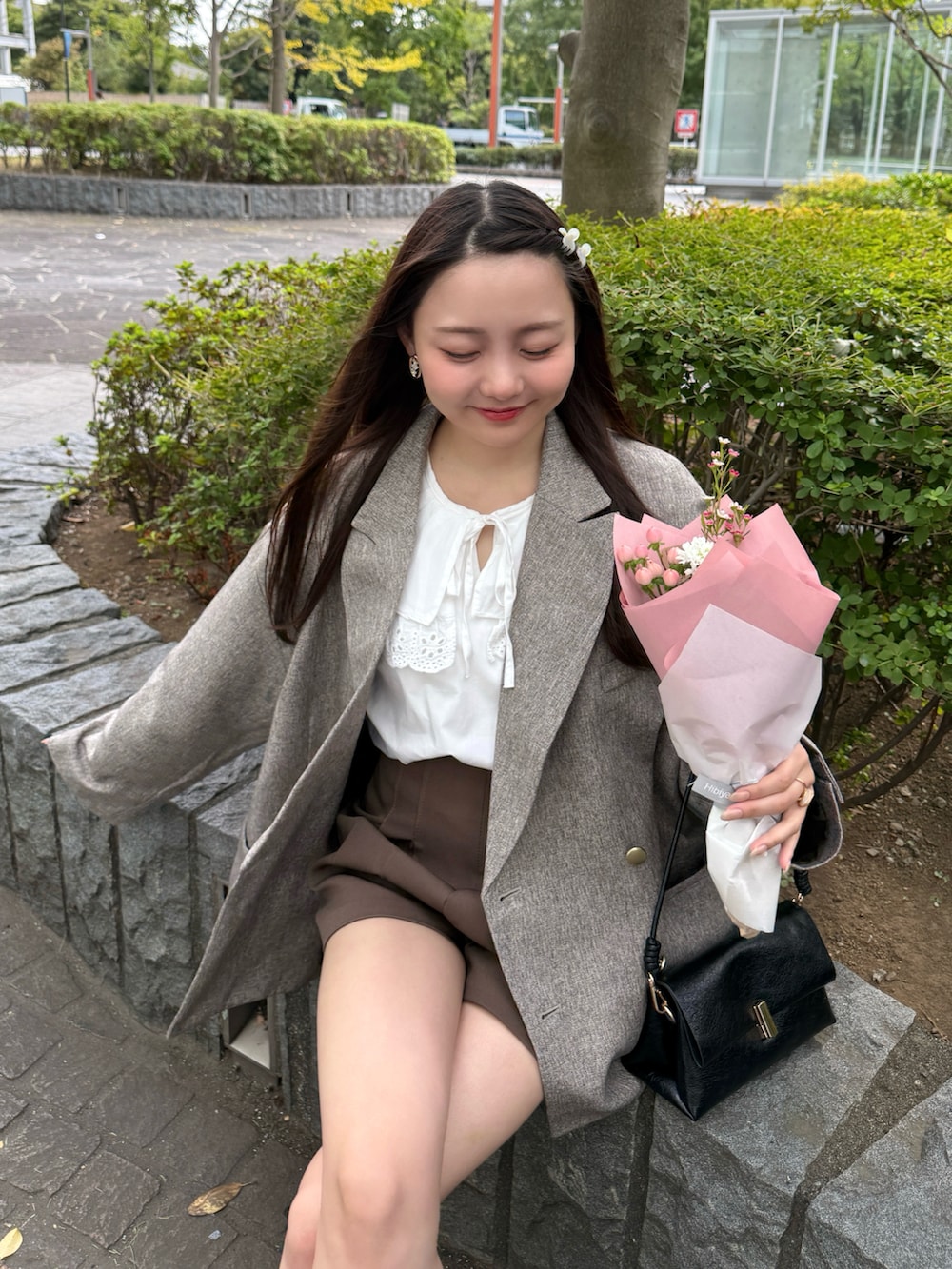 ベージュ系のテーラードジャケット、ホワイト系のシャツ/ブラウス、ブラウン系のその他パンツを着用したレディースの秋コーディネートの5枚目の写真