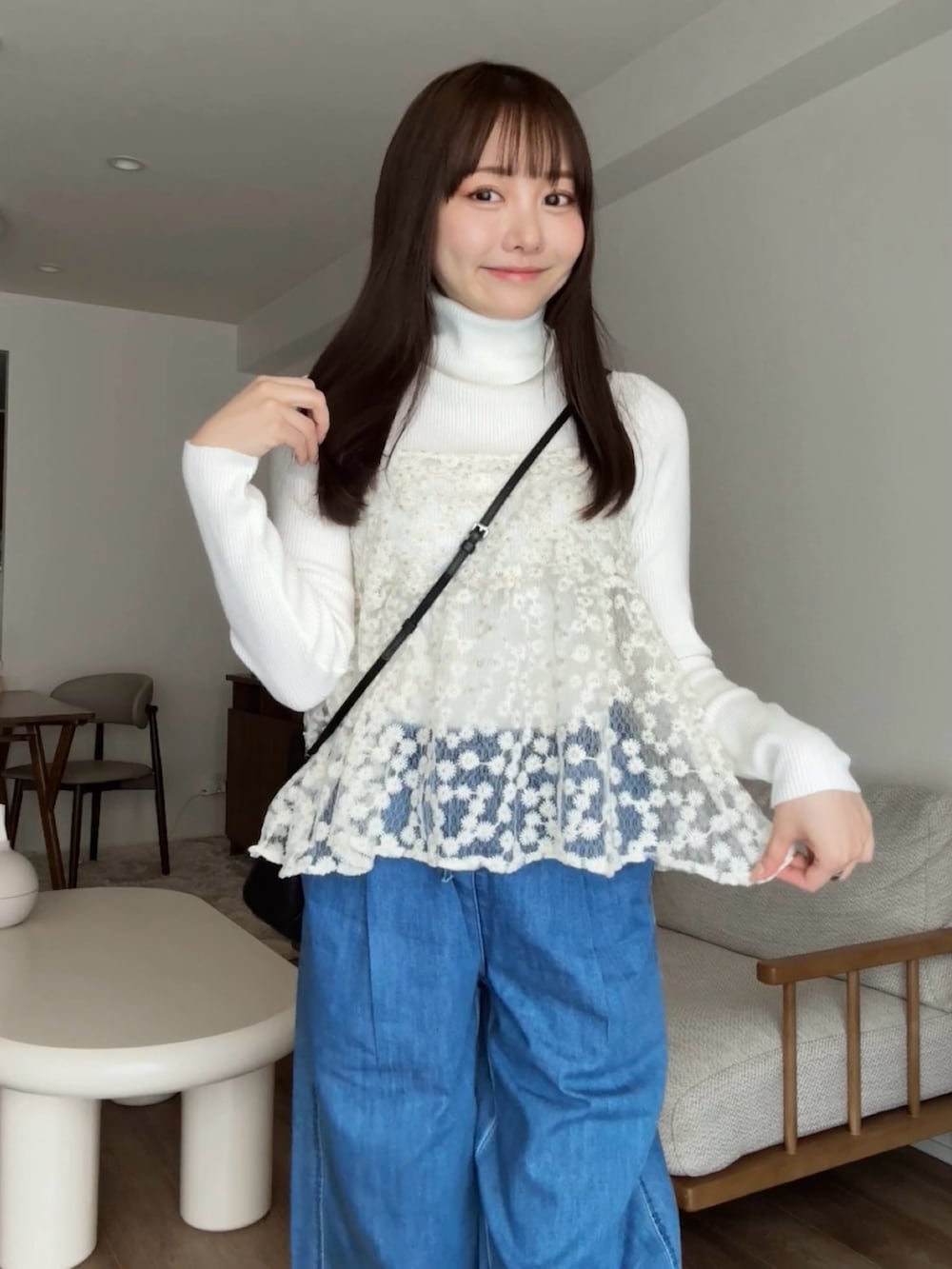 ブルー系のデニムパンツ、ホワイト系のキャミソール、ホワイト系のトップスを着用したレディースの春コーディネートの4枚目の写真