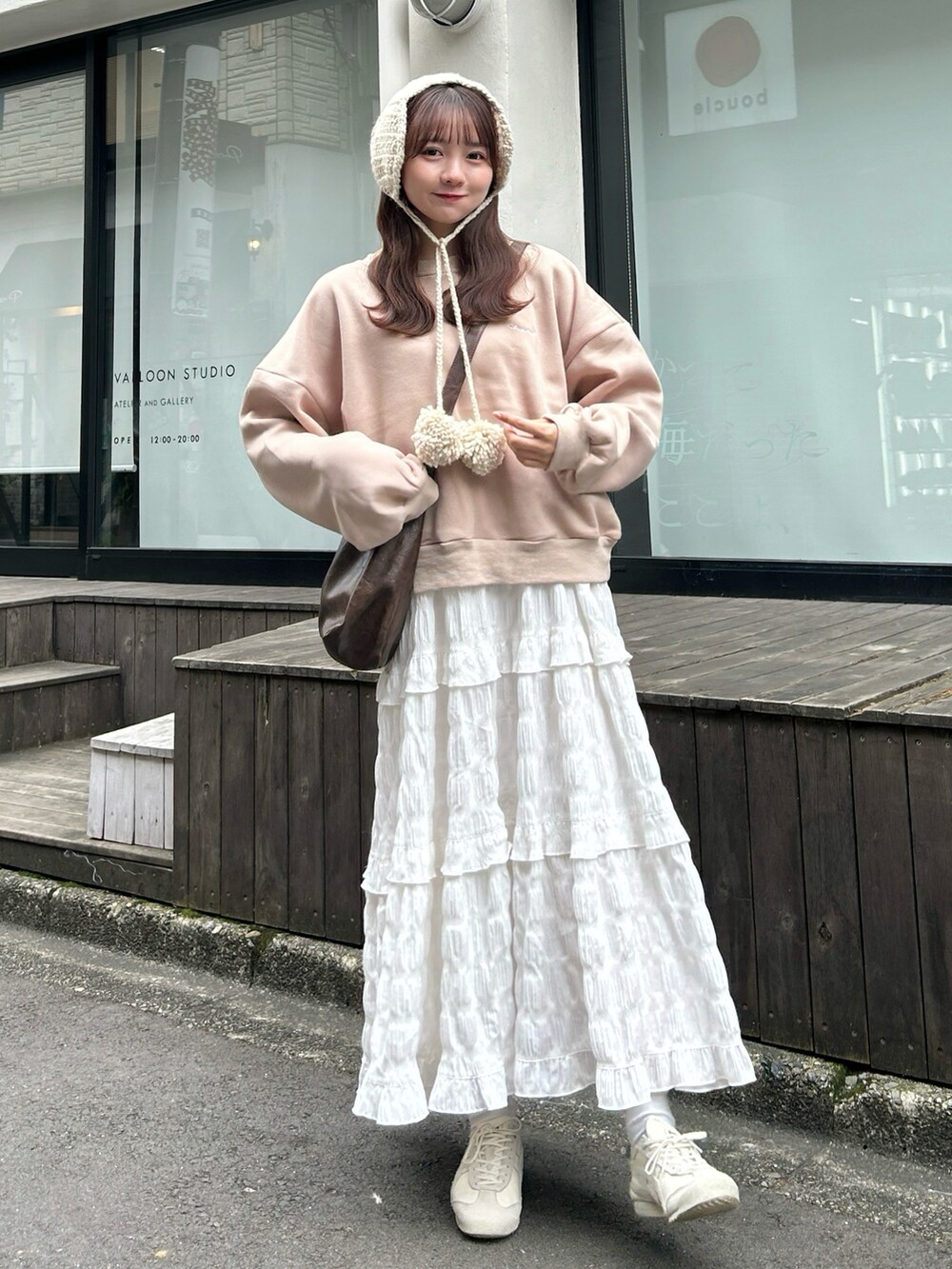ホワイト系のブルゾン、ブラウン系のショルダーバッグ、ホワイト系のワンピースを着用したレディースの秋コーディネートの4枚目の写真