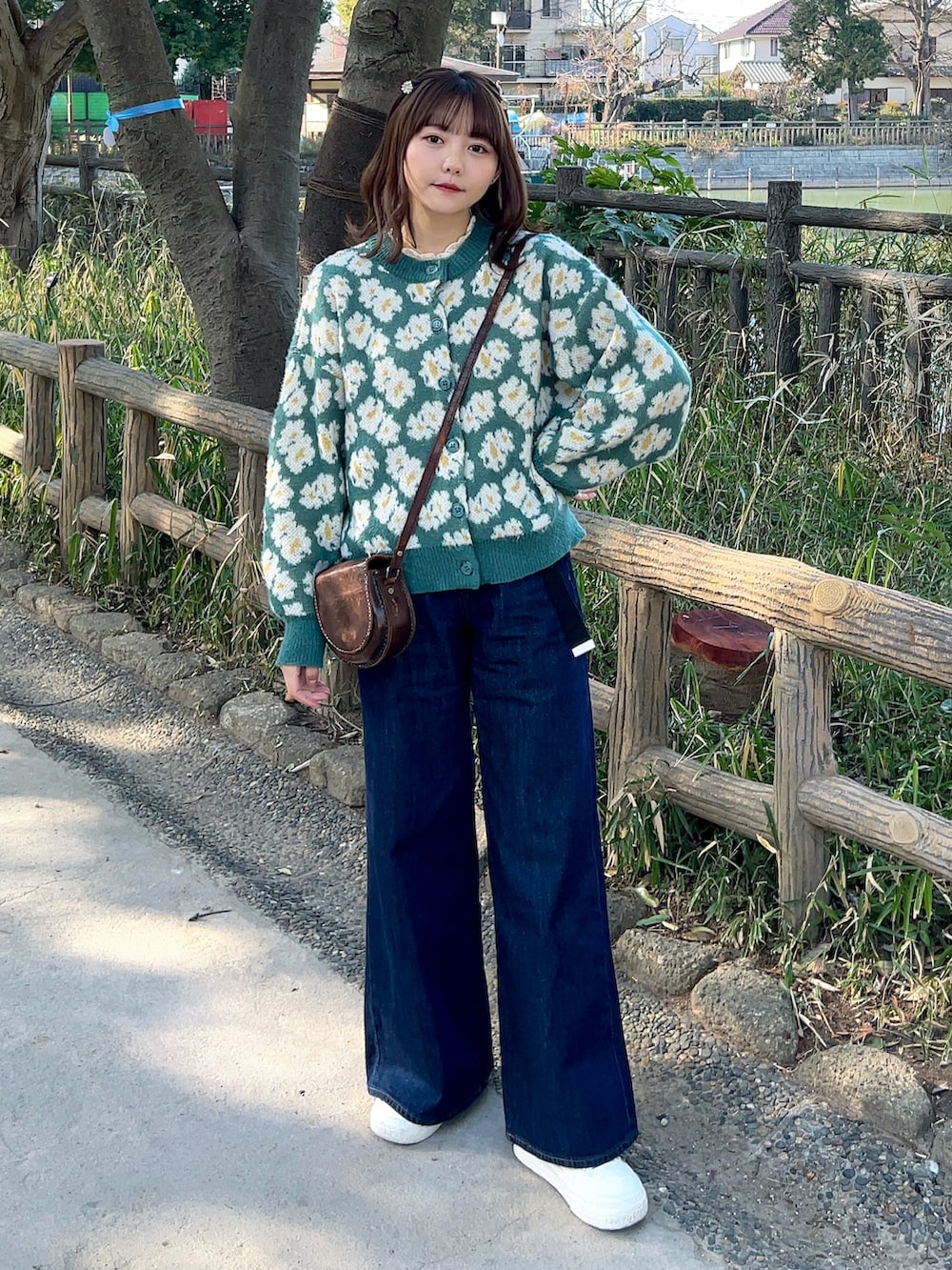 グリーン系のカーディガン/ボレロ、ブラウン系のショルダーバッグ、ベージュ系のシャツ/ブラウスを着用したレディースの冬コーディネートの3枚目の写真