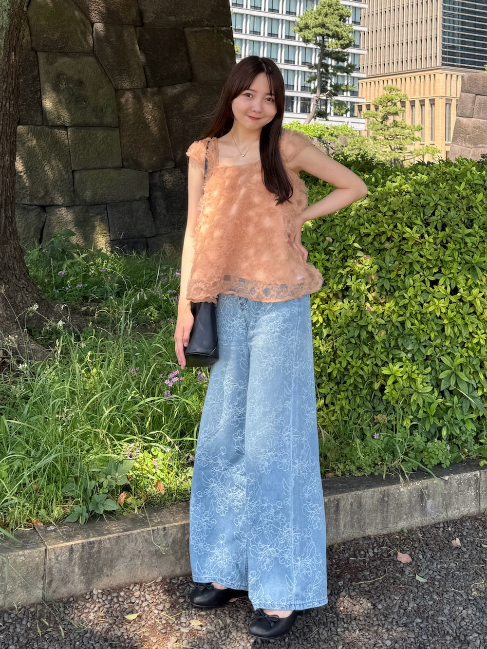 ピンク系のシャツ/ブラウス、ブルー系のデニムパンツ、ブラック系のショルダーバッグを着用したレディースの夏コーディネートの5枚目の写真