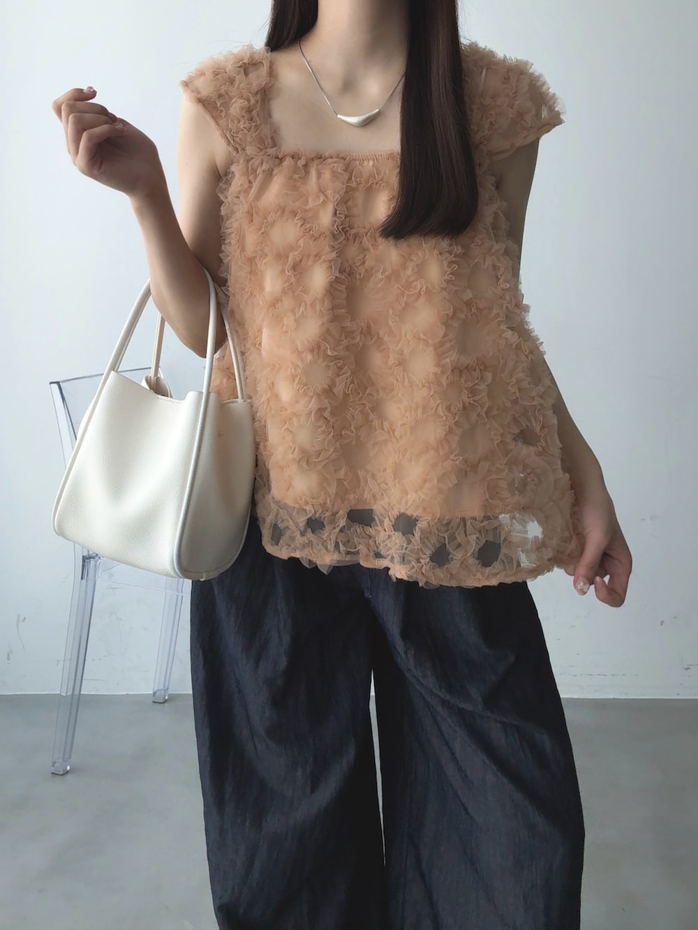 ホワイト系のサンダル、ピンク系のシャツ/ブラウス、ブルー系のその他パンツを着用したレディースの夏コーディネートの2枚目の写真