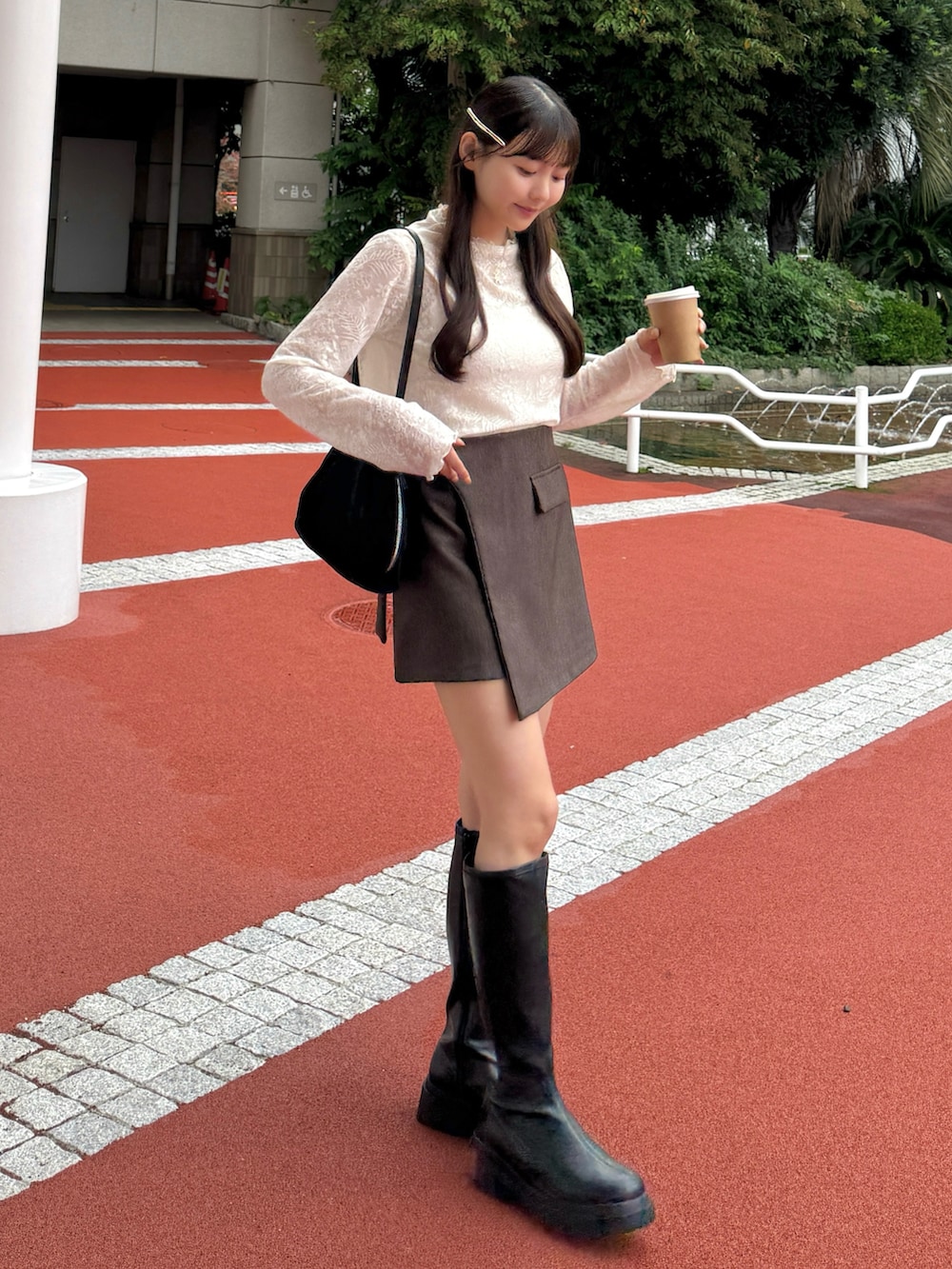 ブラック系のブーツ、ホワイト系のTシャツ/カットソー、ホワイト系のキャミソールを着用したレディースの秋コーディネートの2枚目の写真