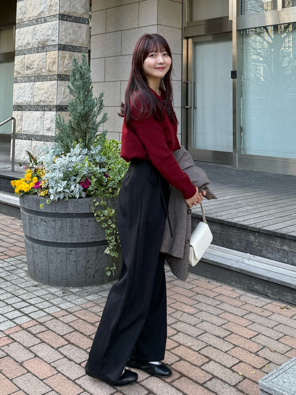 「リボン、大人カジュアル、パンツスタイル、きれいめカジュアル、スラックス、カーディガン、プチプラ、韓国ファッション、デートコーデ、お出かけコーデ、大人かわいい、休日スタイル、シンプルコーデ、ブラック、春コーデ」｜「Doula Doulaのクルーネックニットカーディガン（カーディガン/ボレロ、レッド系）」を使った、みさねさん（骨格ストレート・レディース・158cm）の春コーディネートの2枚目の写真