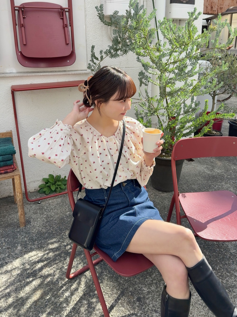 「ミニスカート、ブラウス、花柄、ロングブーツ、デニム、デニムスカート、デートコーデ、休日スタイル、お出かけコーデ、きれいめカジュアル、シンプル、カジュアル、プチプラ、春コーデ、韓国ファッション」｜「Cham.の細見え膝丈デニムスカート（デニムスカート、ブルー系）」を使った、みさねさん（骨格ストレート・レディース・158cm）の冬コーディネートの2枚目の写真