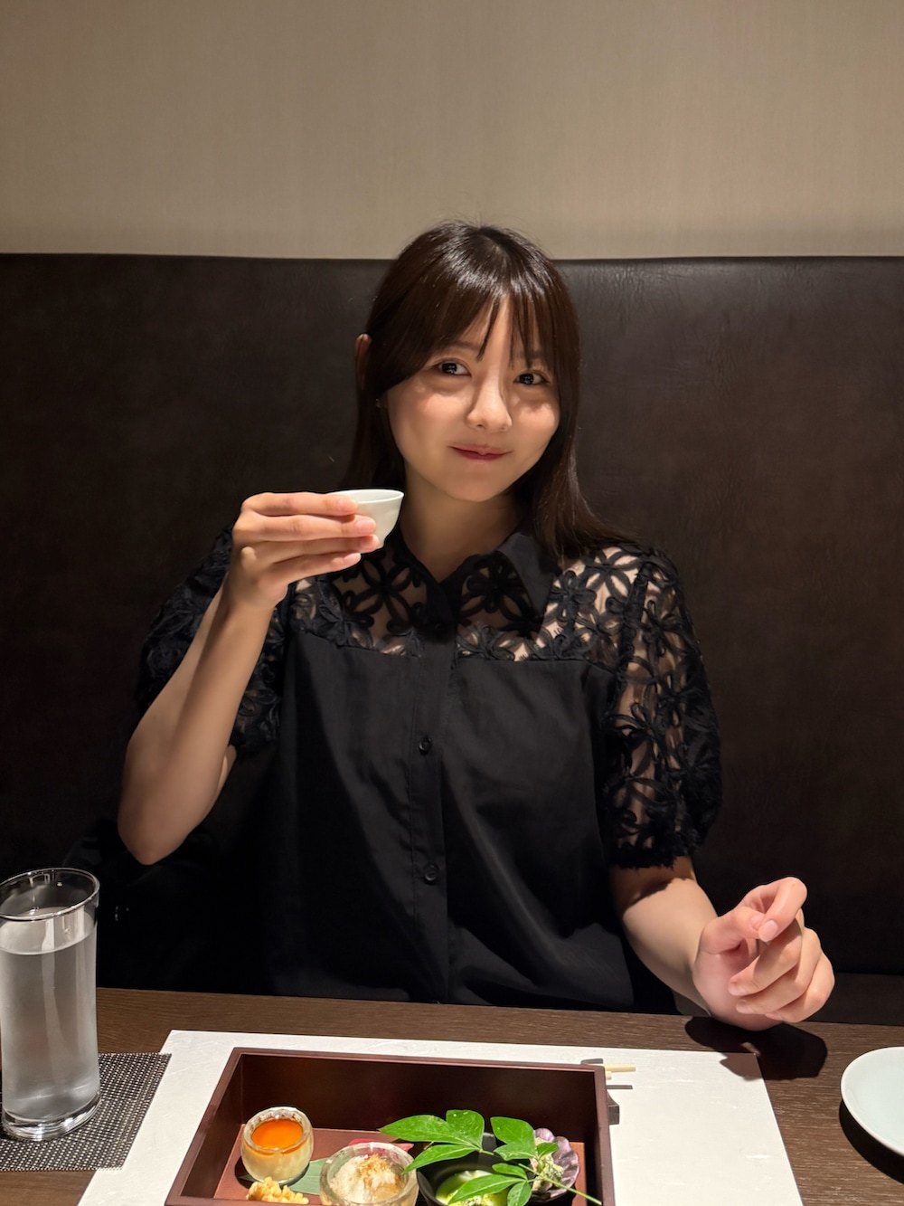 ブラック系のその他パンツ、ホワイト系のパンプス、ブラック系のショルダーバッグを着用したレディースの夏コーディネートの3枚目の写真