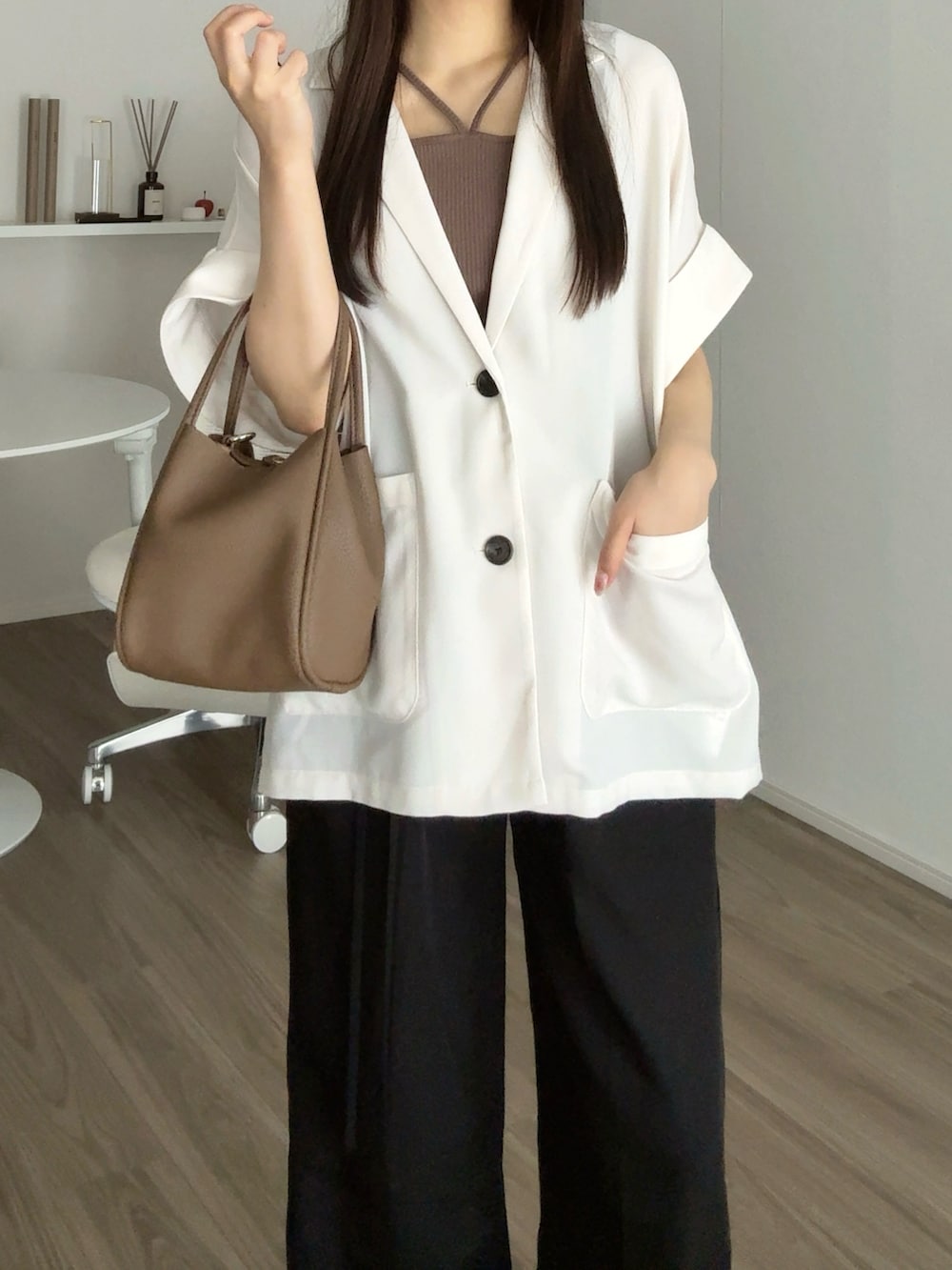 ホワイト系のテーラードジャケット、ブラック系のその他パンツ、ブラウン系のパンプスを着用したレディースの秋コーディネートの4枚目の写真