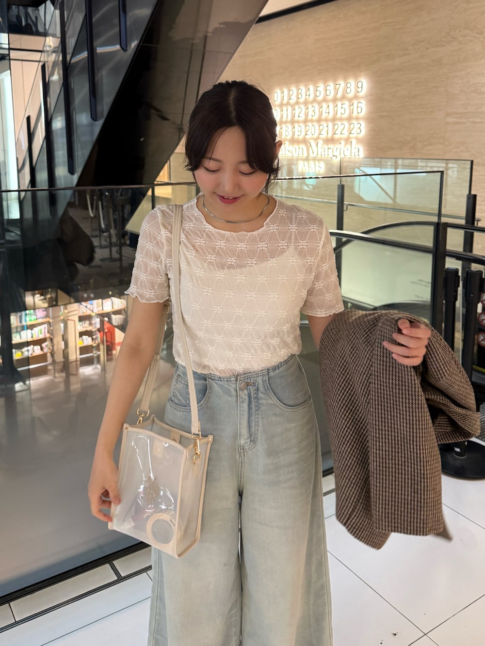 「白Tシャツ、シアートップス、シンプルコーデ、デニム、サンダル、スポーツミックス、雨の日コーデ、ゆるコーデ、大人かわいい、大人カジュアル、きれいめカジュアル、プチプラ、お出かけコーデ、休日スタイル、Tシャツ」｜「Luneaの花柄シアートップス（Tシャツ/カットソー、ホワイト系）」を使った、みさねさん（骨格ストレート・レディース・158cm）の夏コーディネートの4枚目の写真