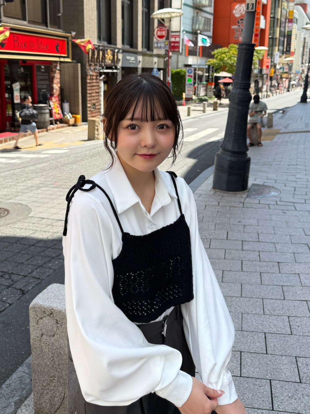 ブラック系のその他トップス、ホワイト系のキャミソール、ブラック系のハンドバッグを着用したレディースの秋コーディネートの4枚目の写真