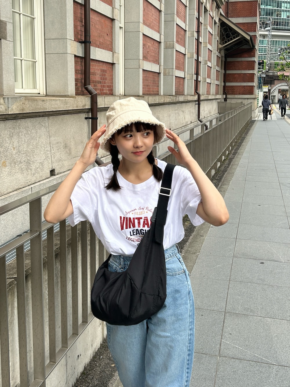 ブルー系のデニムパンツ、ブラック系のローファー、ホワイト系のTシャツ/カットソーを着用したレディースの春コーディネートの3枚目の写真