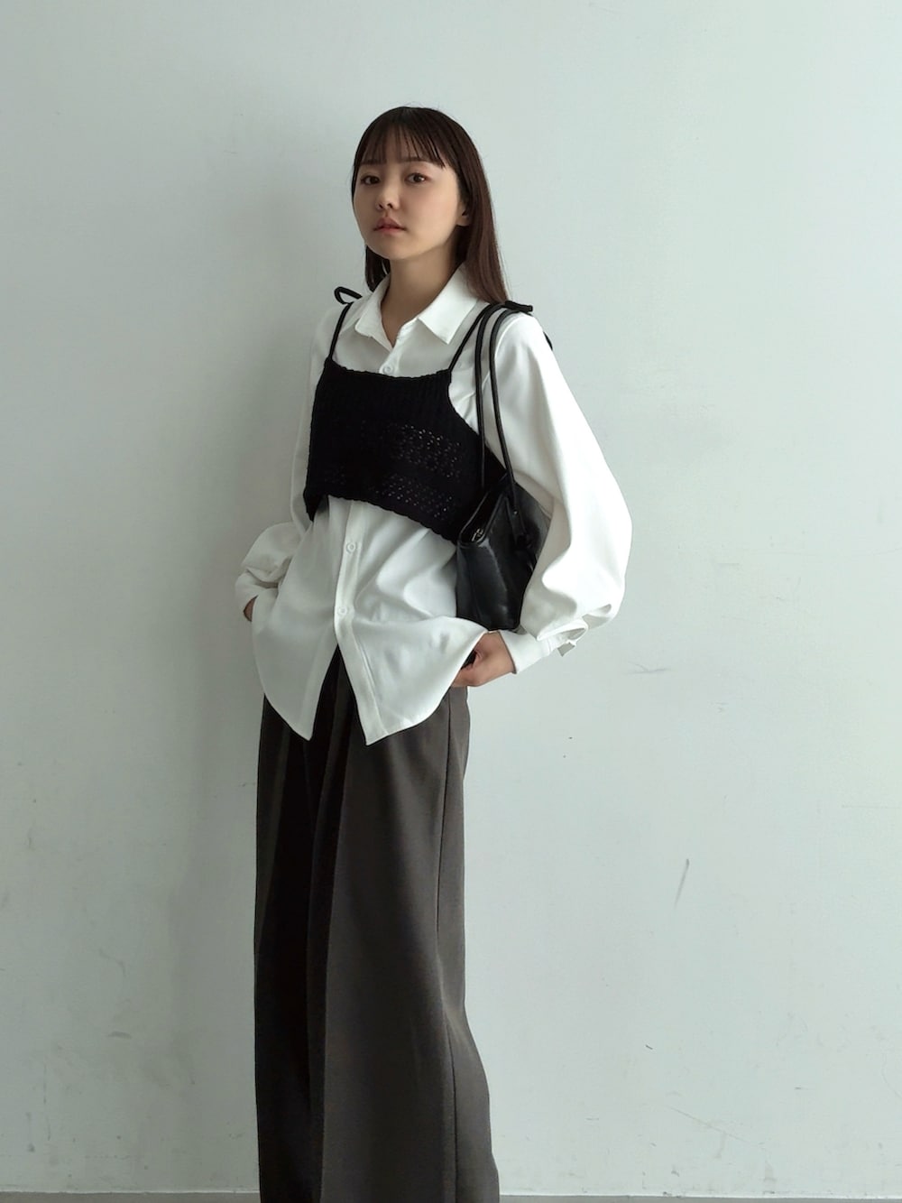 ブラック系のパンプス、ホワイト系のシャツ/ブラウス、ホワイト系のその他トップスを着用したレディースの秋コーディネートの2枚目の写真