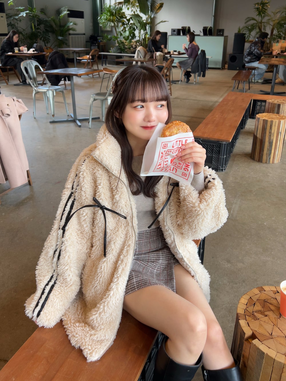 ブラウン系のニット/セーター、ブラウン系のその他パンツ、レッド系のボストンバッグを着用したレディースの冬コーディネートの3枚目の写真